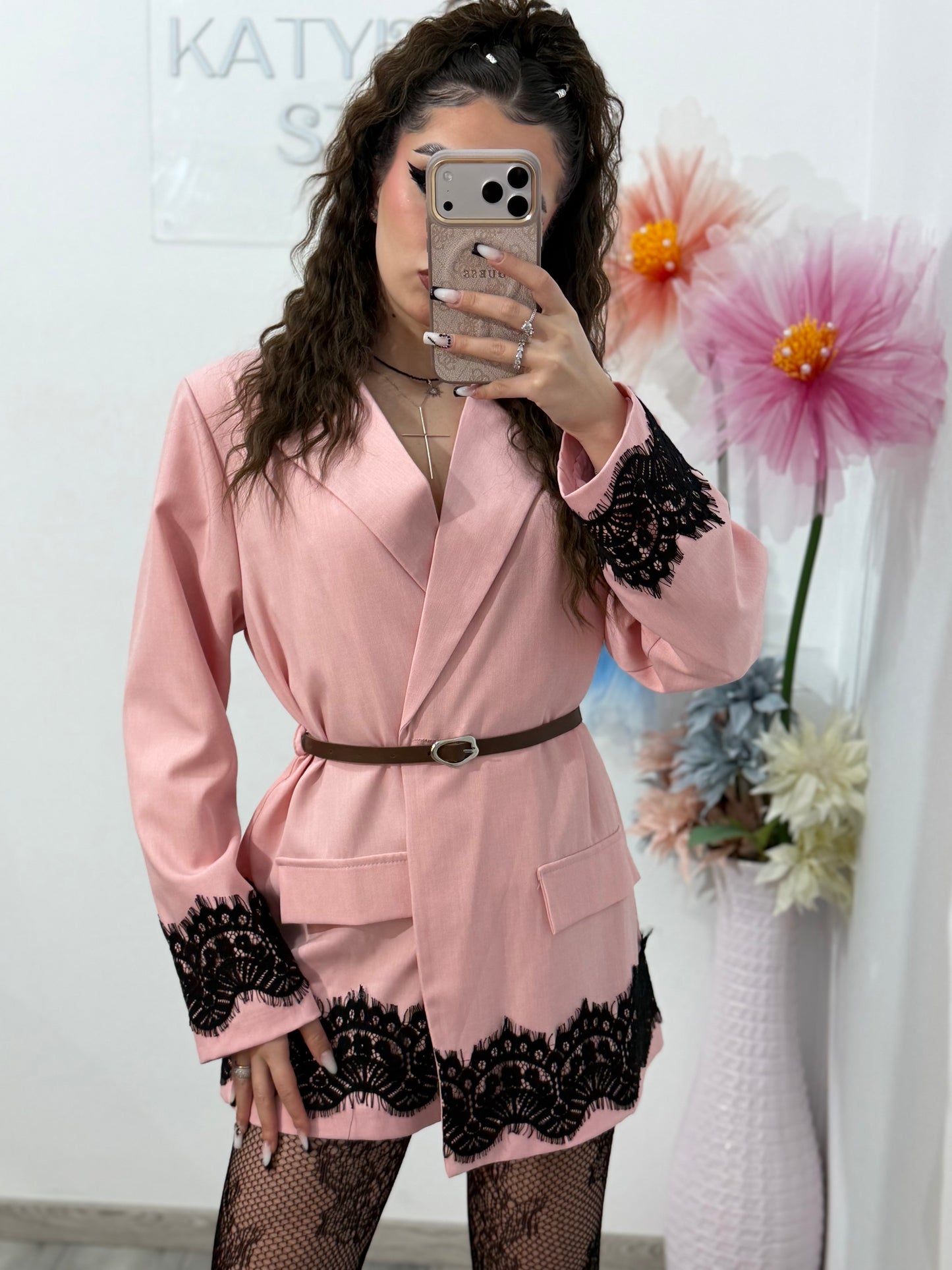 Sacou elegant cu dantelă neagră , roz pudră SORINA