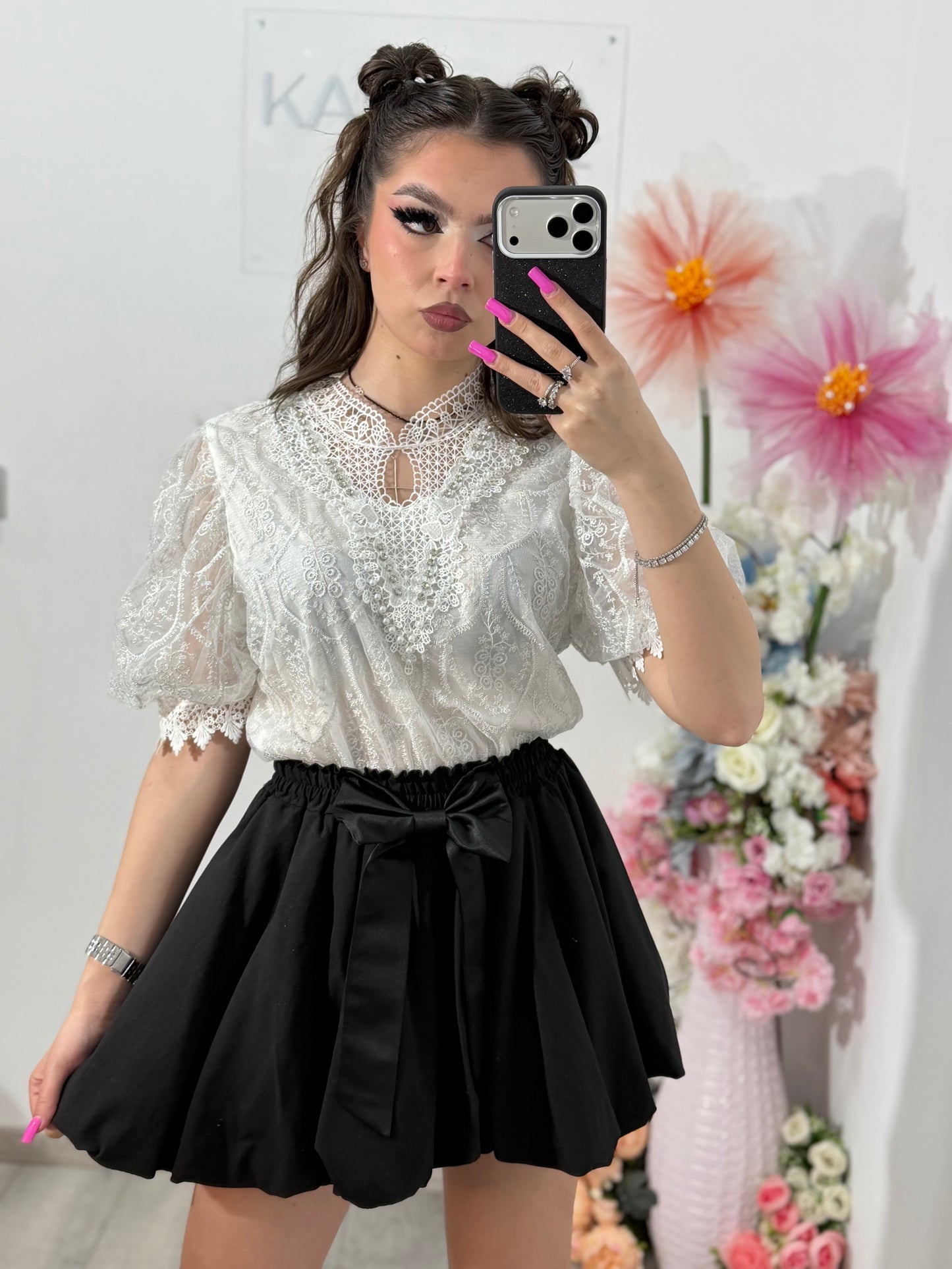 Bluză elegantă din dantelă cu perlute ELLENA albă