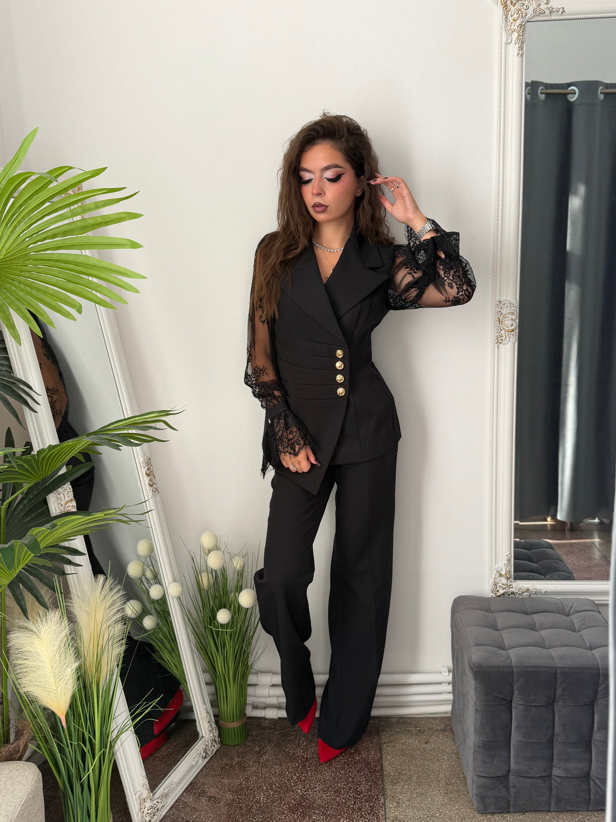 Costum elegant cu mânecă dantelată negru