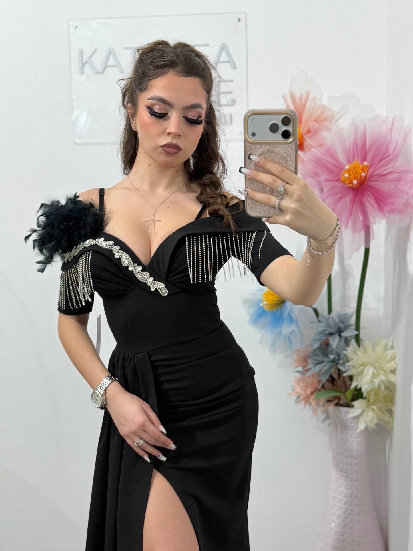 Rochie elegantă off-shoulder cu slit și detalii luxury