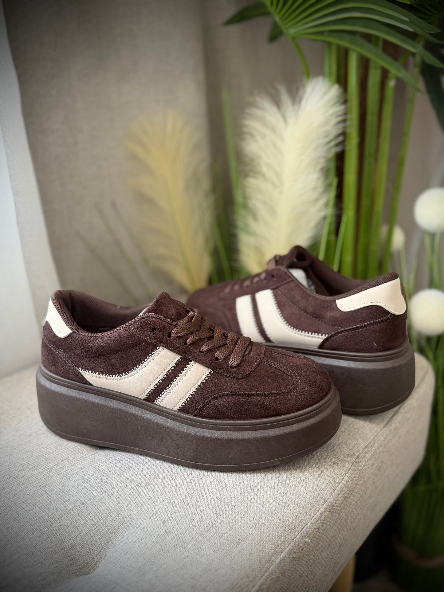 Adidași maro cu inserții crem și talpă groasă