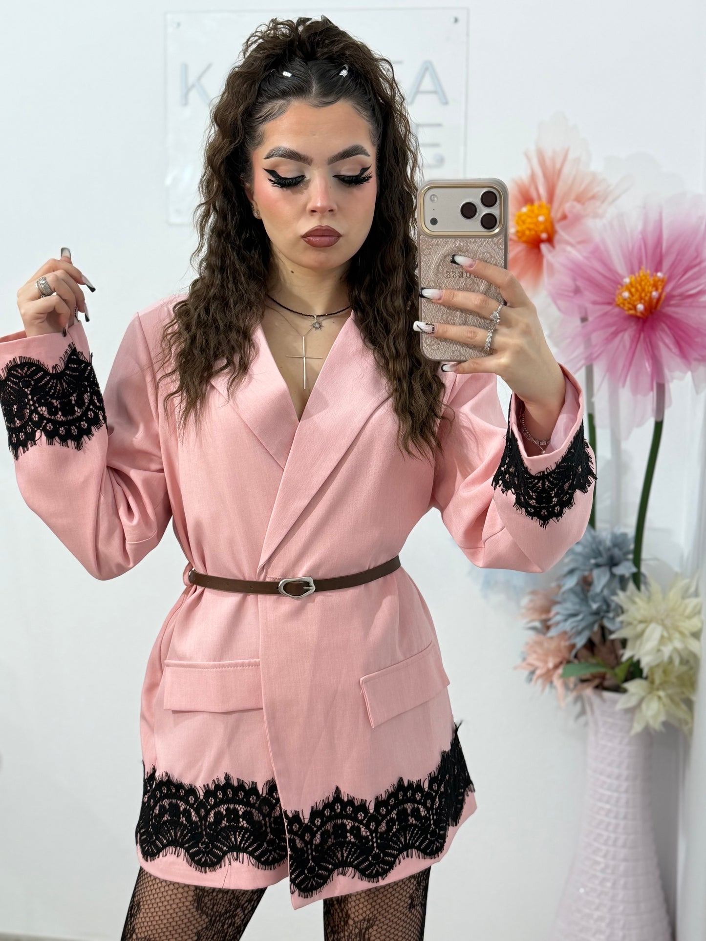 Sacou elegant cu dantelă neagră , roz pudră SORINA