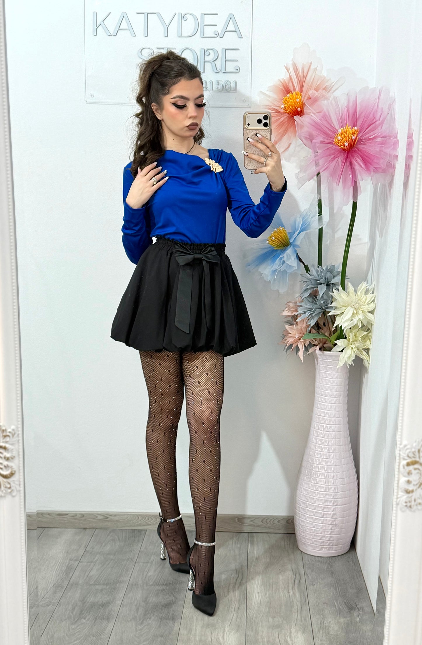 Bluza eleganta si feminina cu accesoriu tip brosa Simone