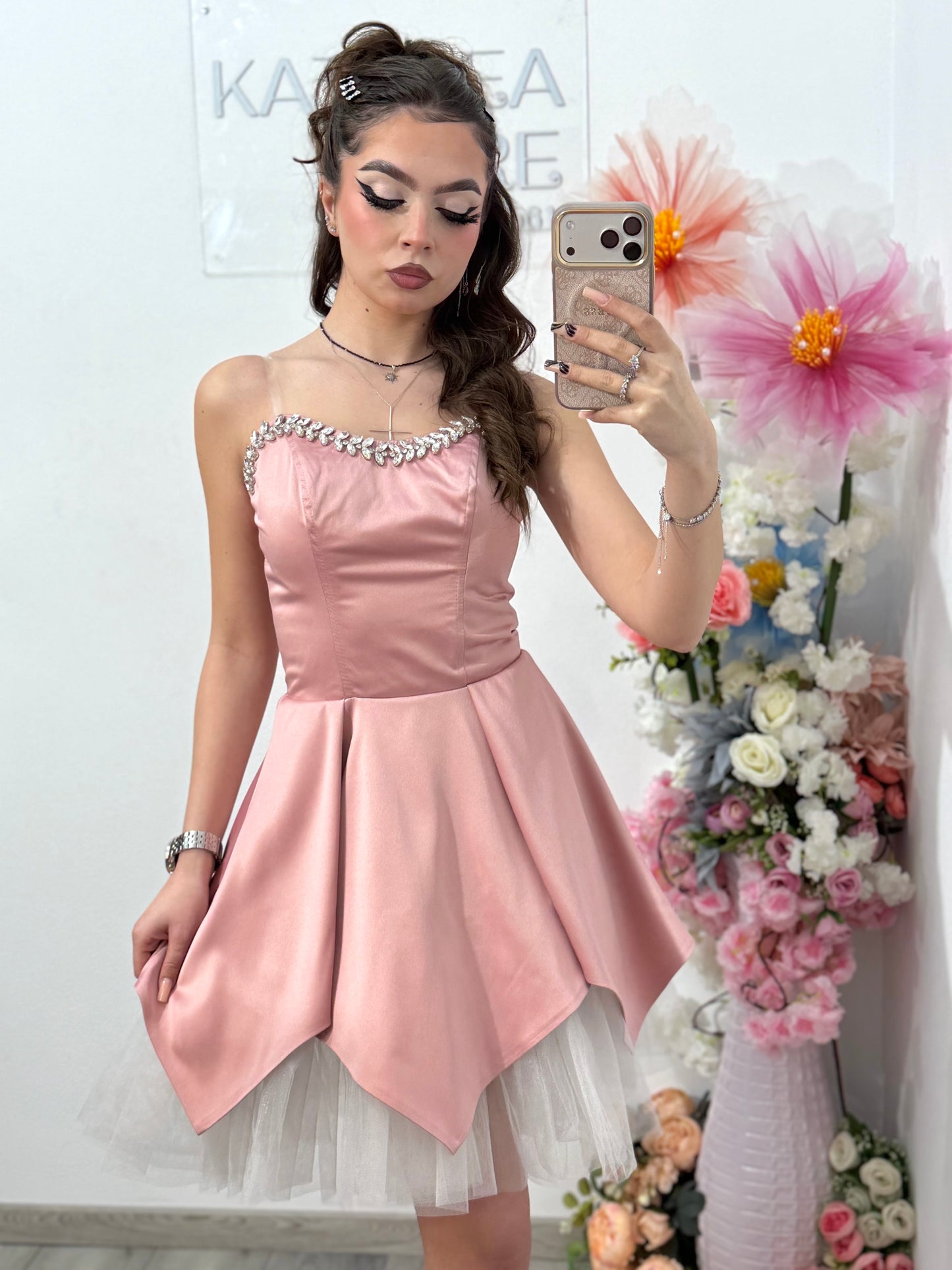 Rochie elegantă roz cu accente delicate și moderne Delice