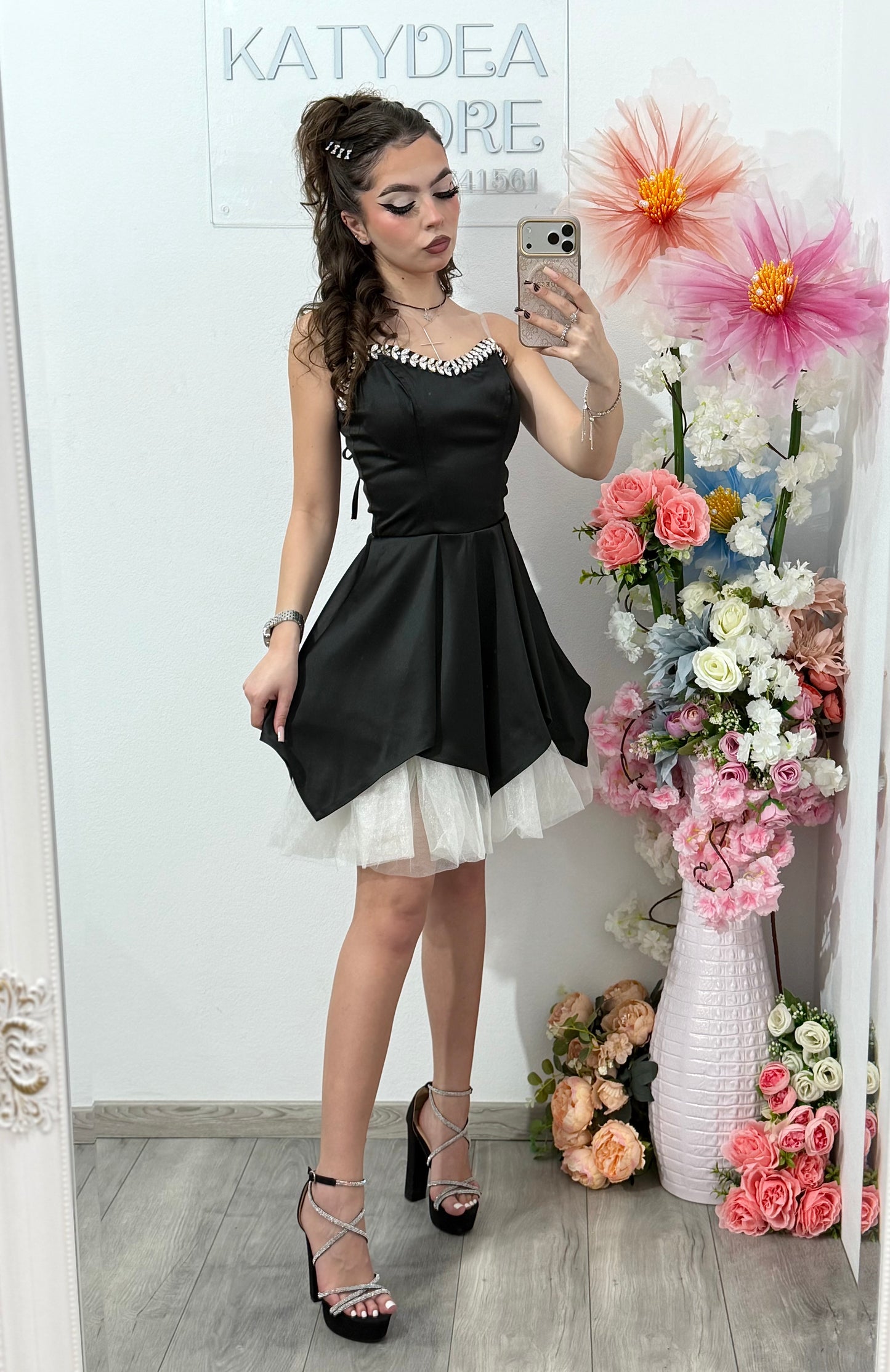 Rochie elegantă neagra cu accente delicate și moderne Delice