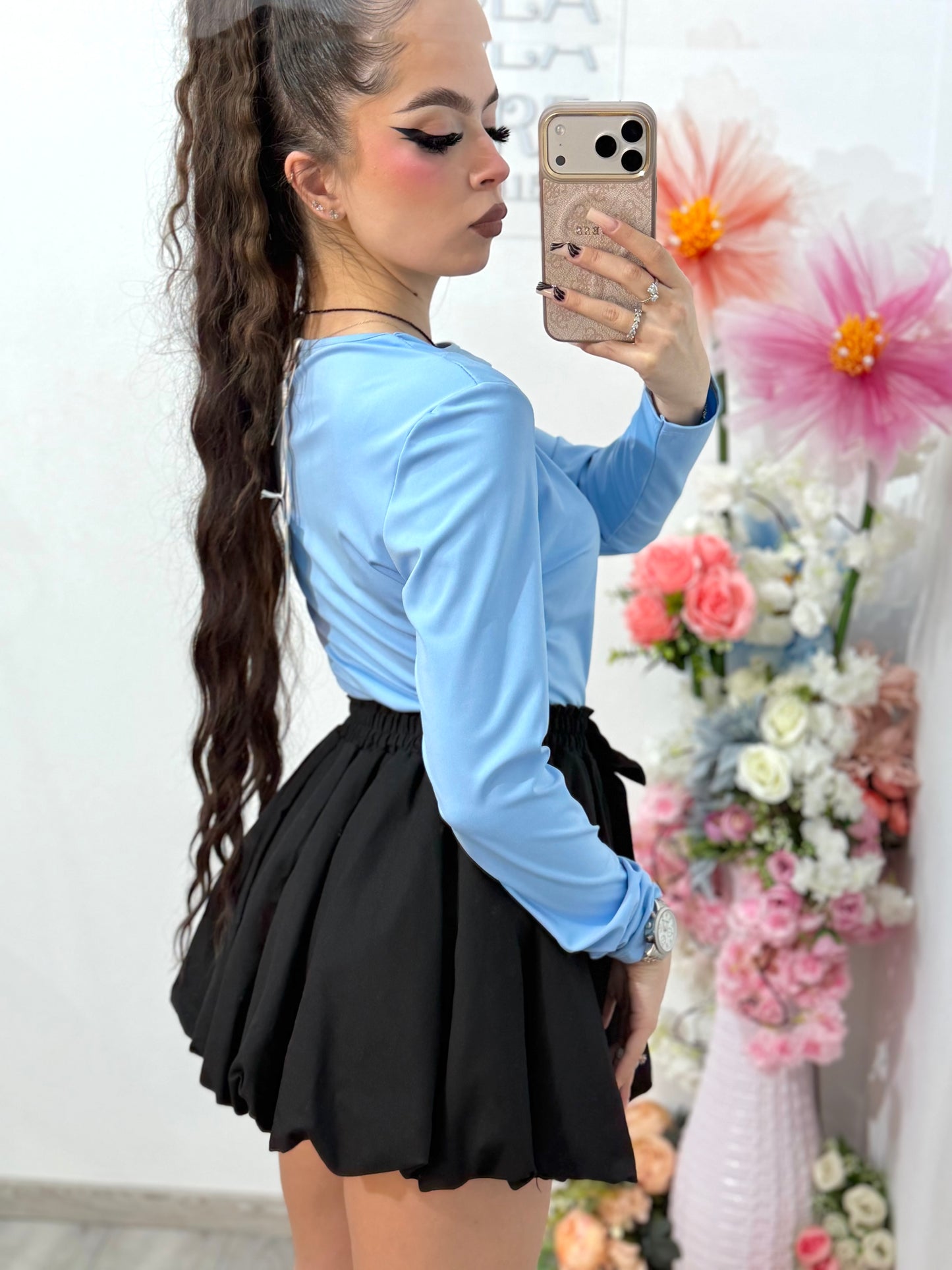 Bluză damă chic cu decupaj la decolteu și aplicații metalice aurii