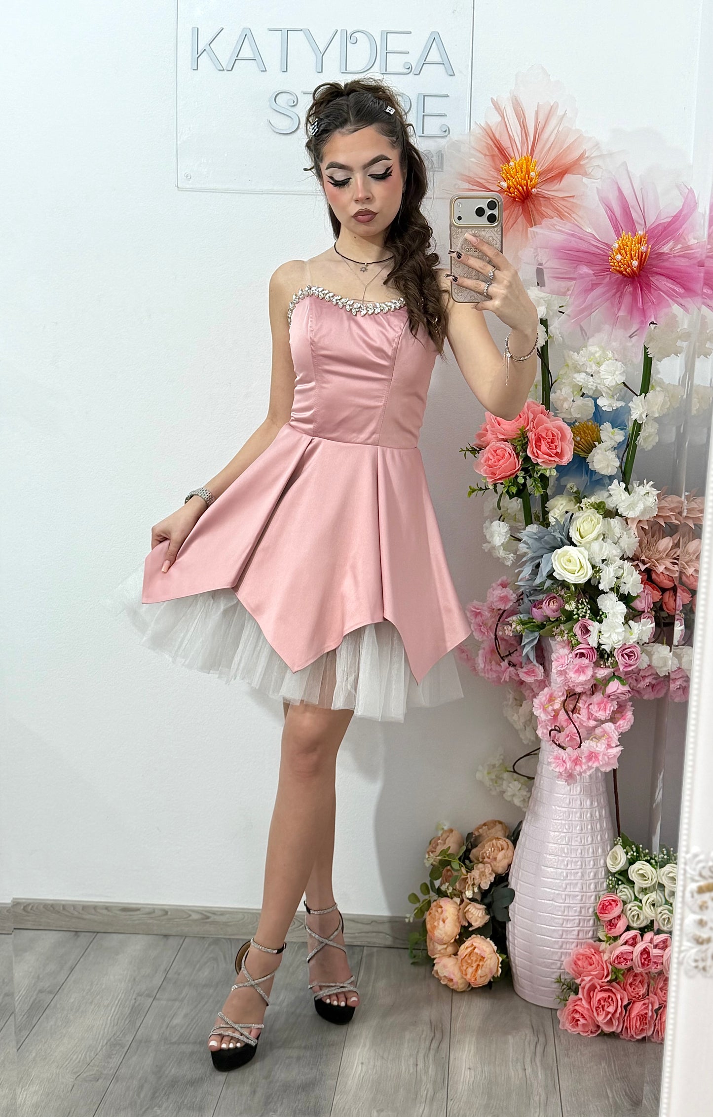 Rochie elegantă roz cu accente delicate și moderne Delice