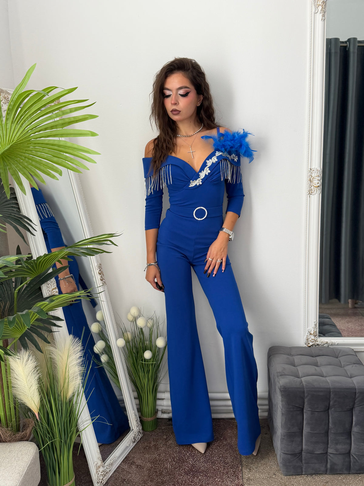 Salopetă elegantă cu accesorii argintii albastra