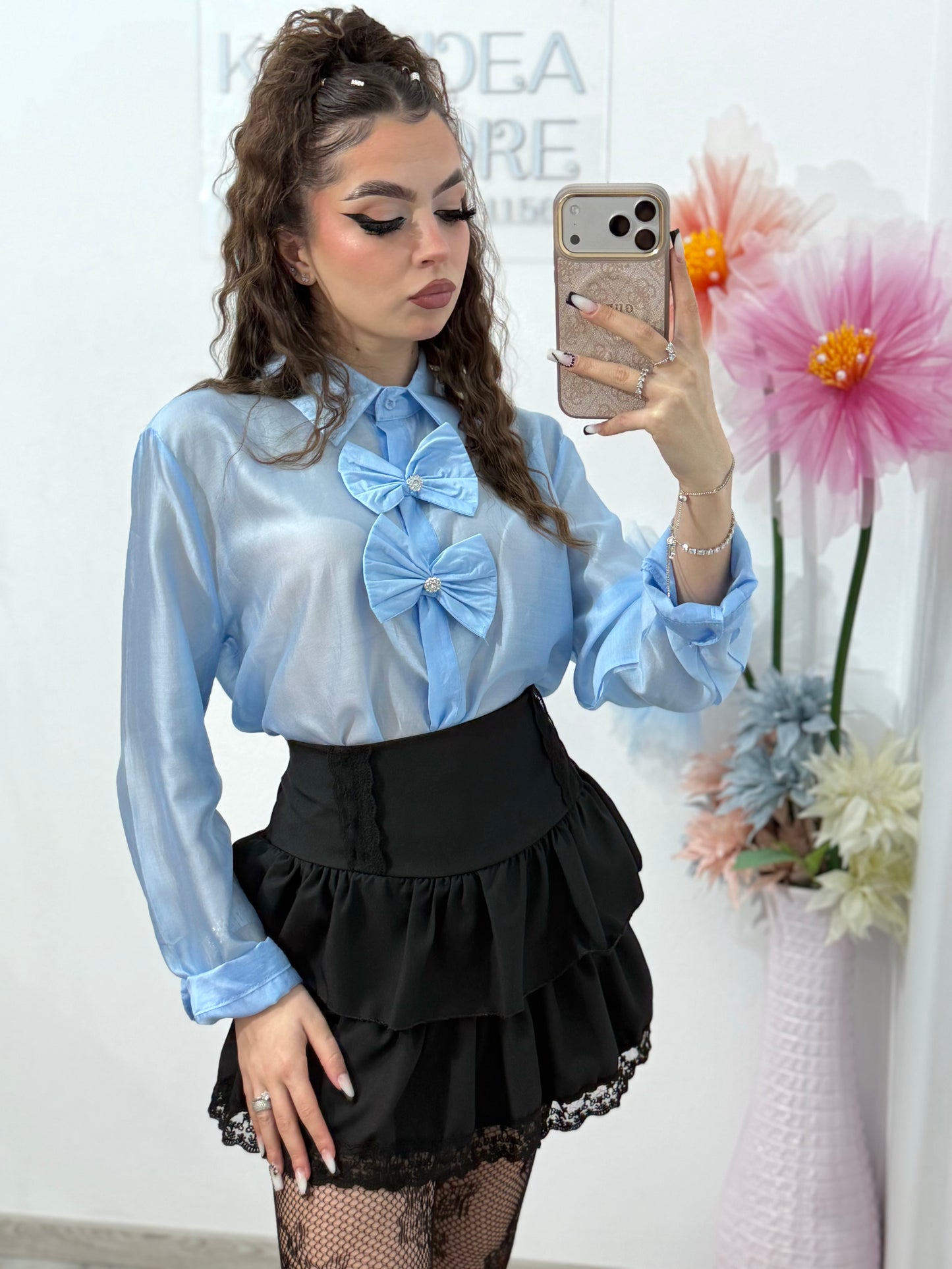 Cămașă elegantă bleu satinată, cu funde decorative – stil feminin și rafinat