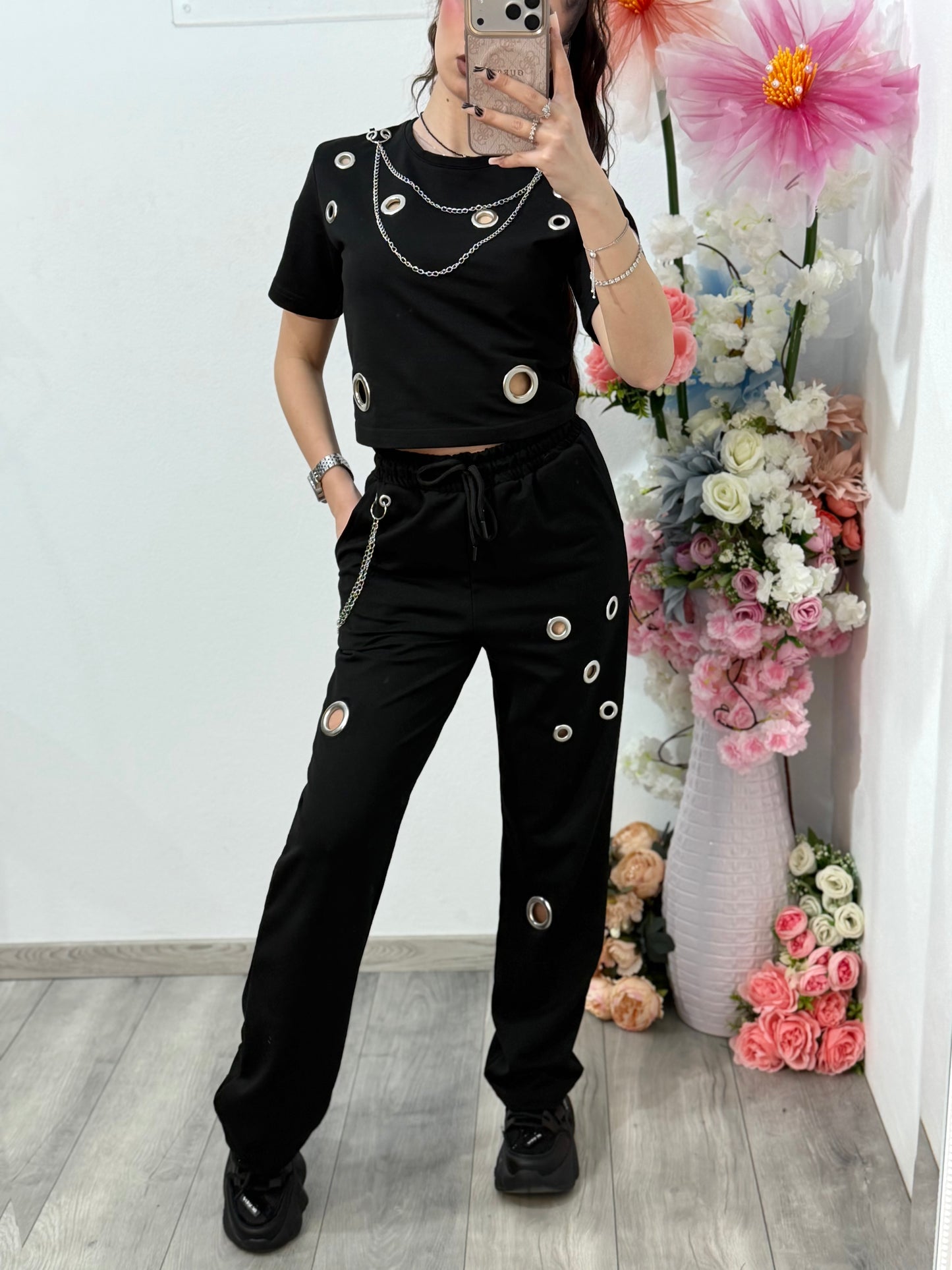 Compleu negru Geo accesorizat cu lănțișoare și inele mari