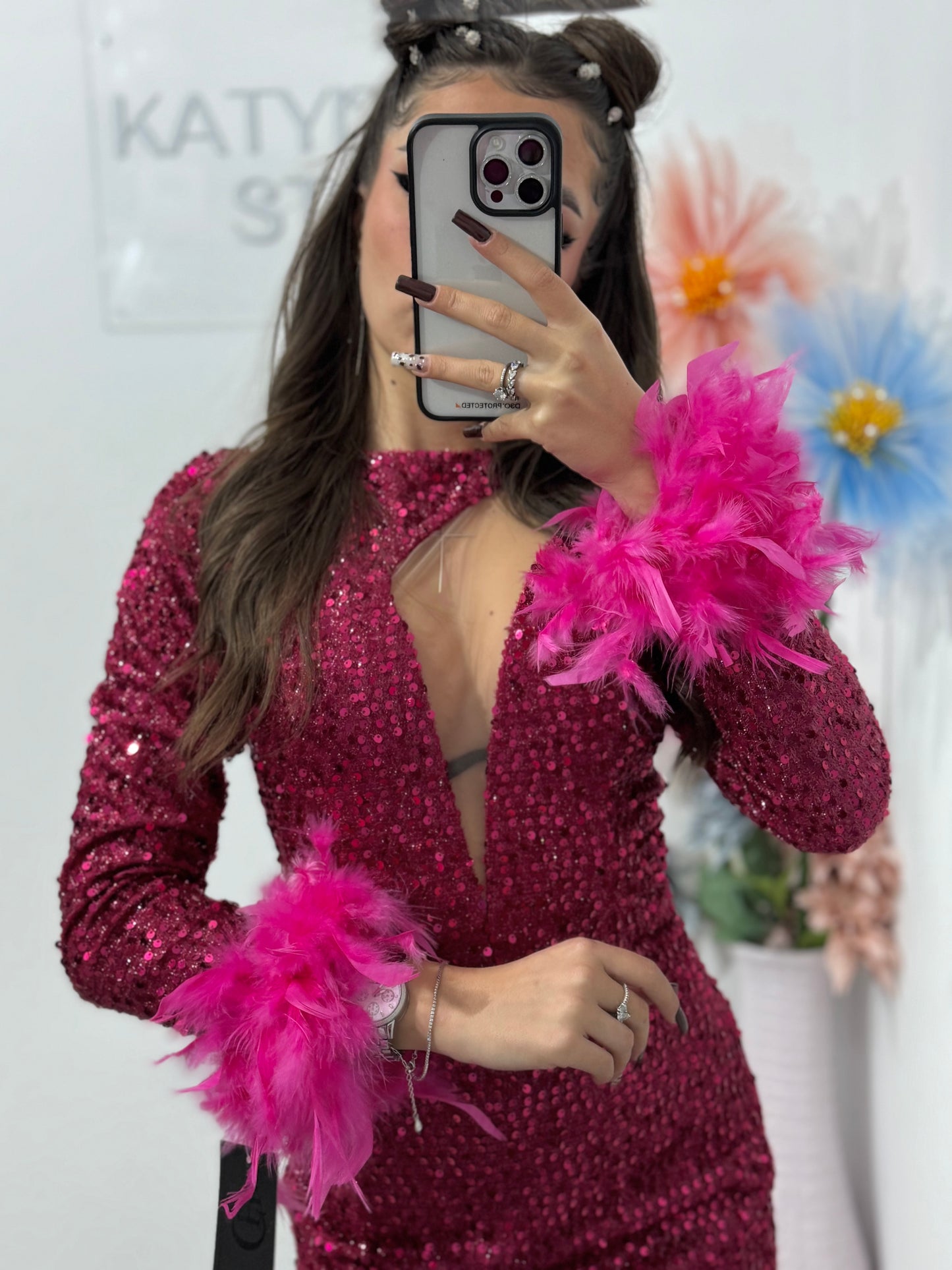 Rochie de seară scurtă cu pene și paiete – eleganță și rafinament FUCSIA