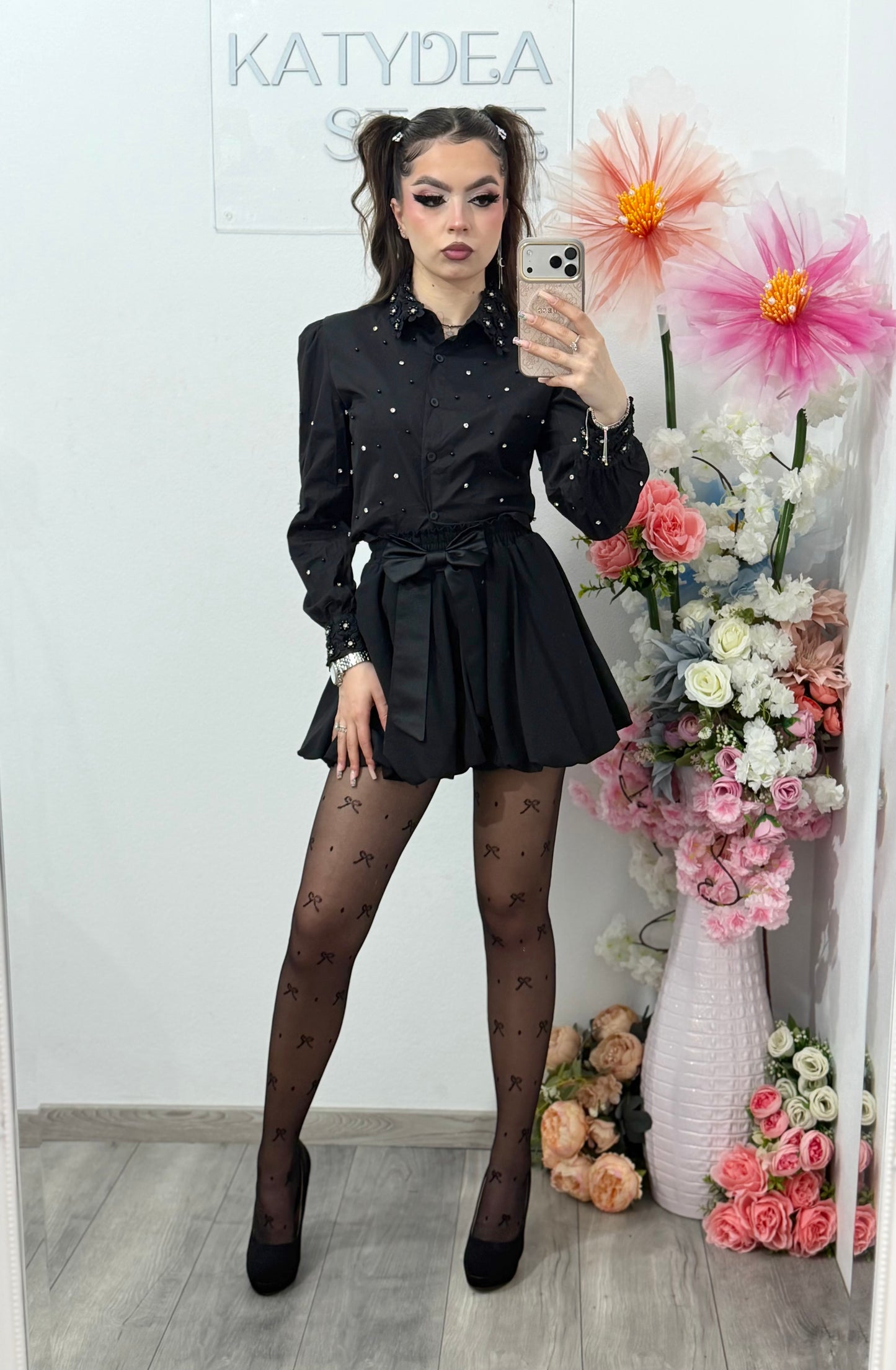 Cămașă elegantă cu floricele 3D și cristale neagra
