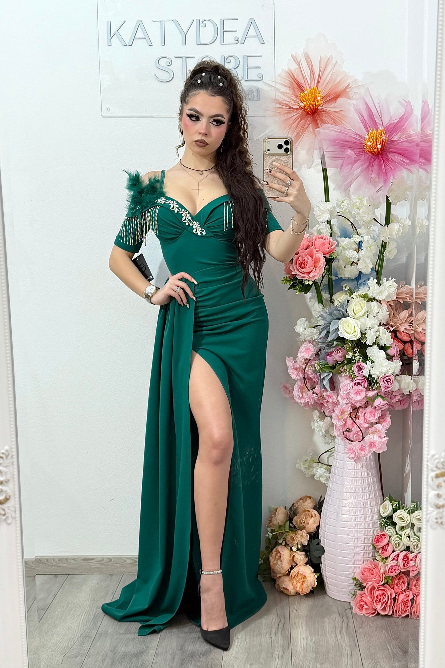 Rochie elegantă off-shoulder cu slit și detalii luxury verde