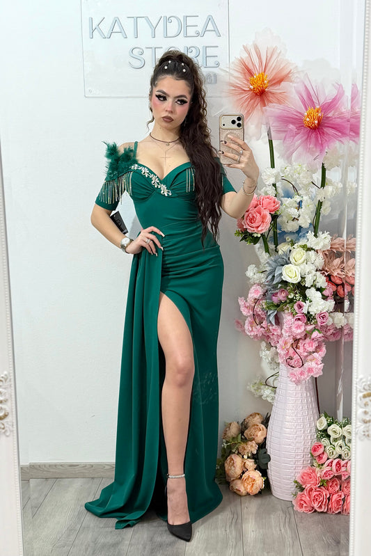 Rochie elegantă off-shoulder cu slit și detalii luxury verde