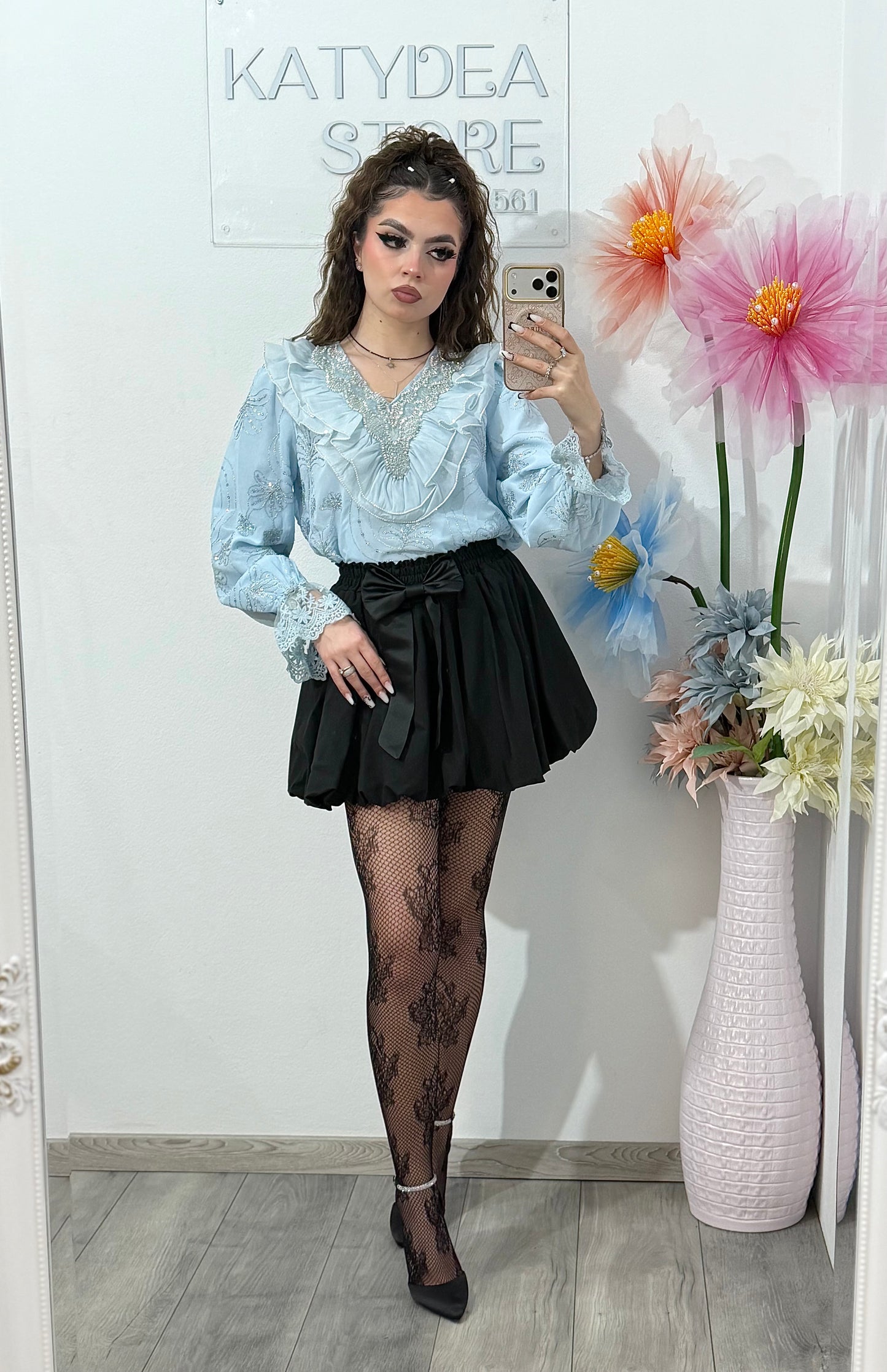 Cămașă elegantă bleu ciel, cu broderie și volane – ideală pentru ținute rafinate