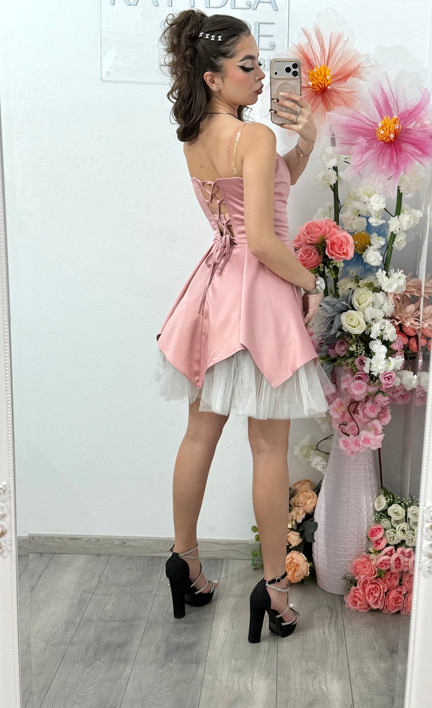 Rochie elegantă roz cu accente delicate și moderne Delice
