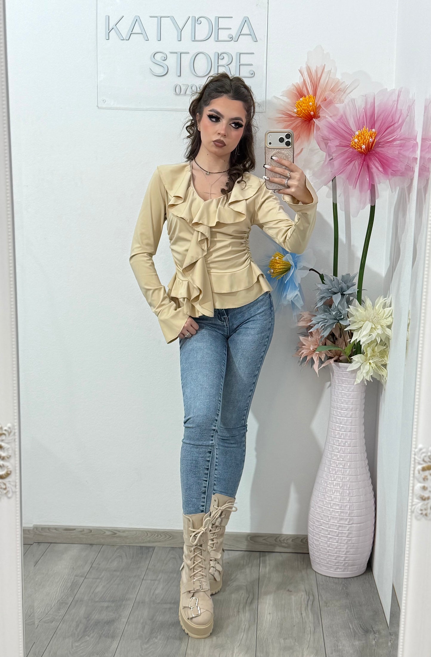 Bluză elegantă damă cu volane, decolteu în V și croială cambrată – stil feminin modern