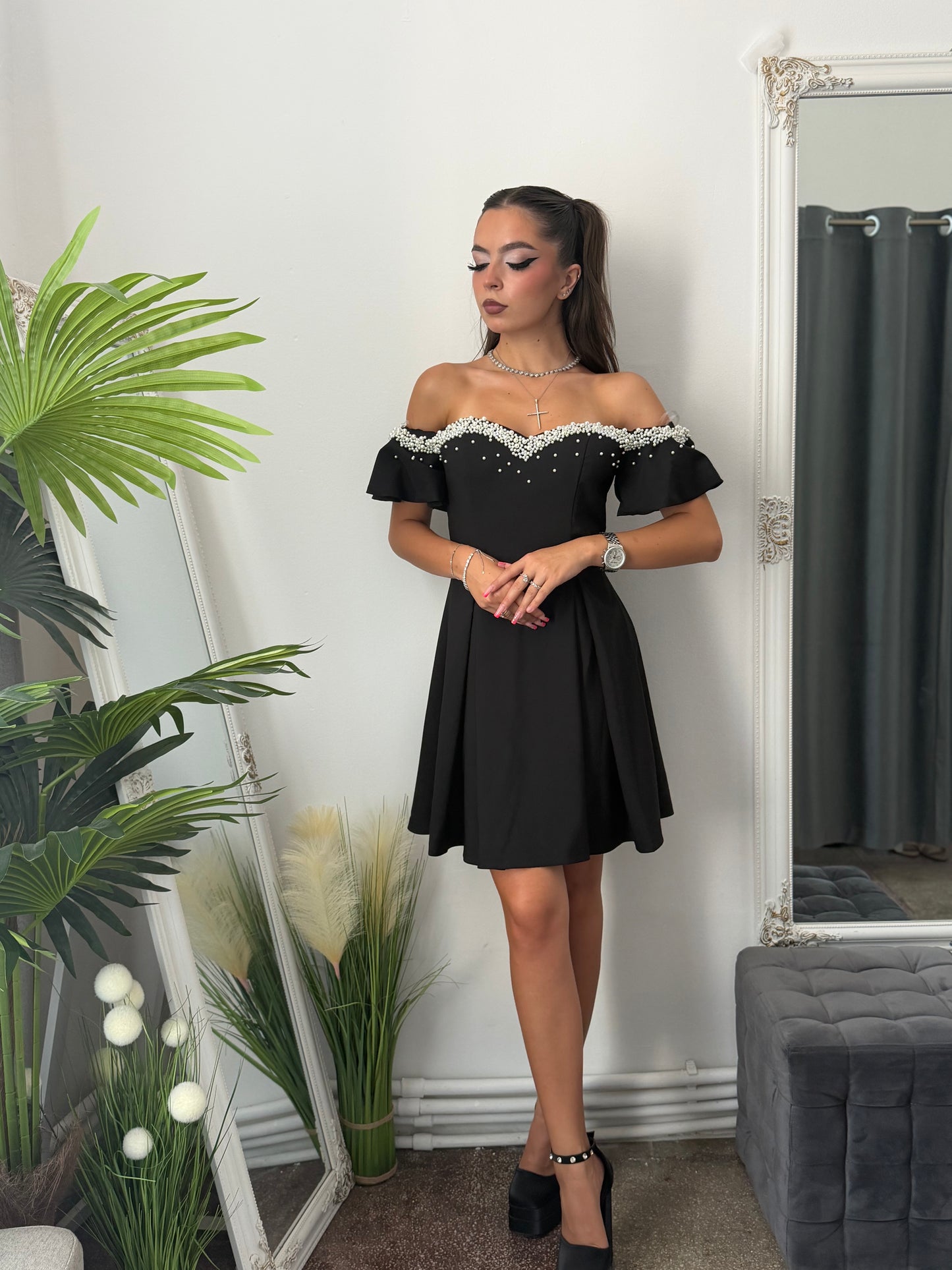Rochie scurtă elegantă cu aplicații perlate