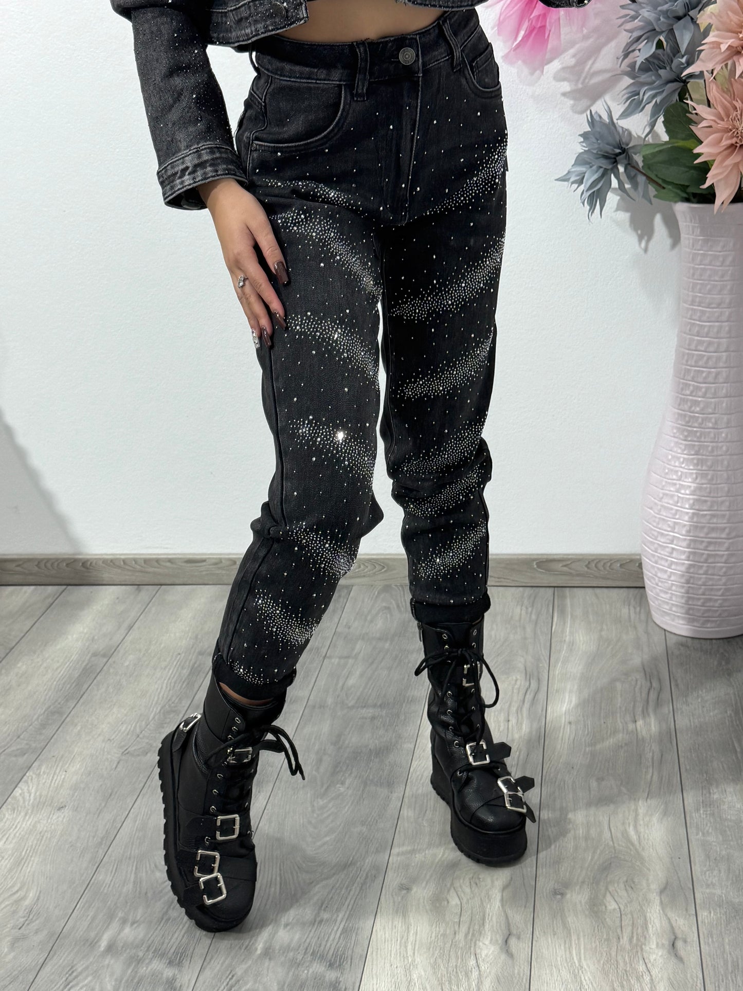 Jeans Baggy Fit gri cu cristale ștanțate Tamarra