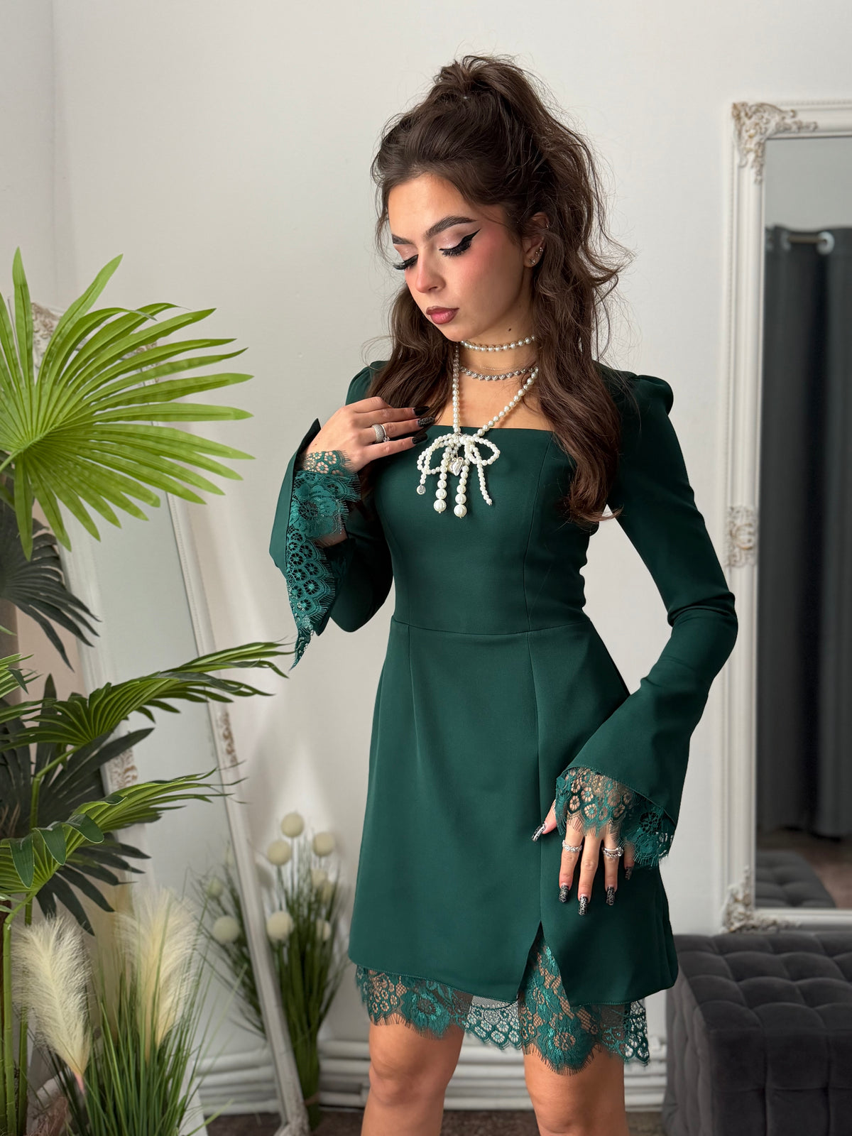 Rochie Amara – verde cu dantelă și mâneci evazate