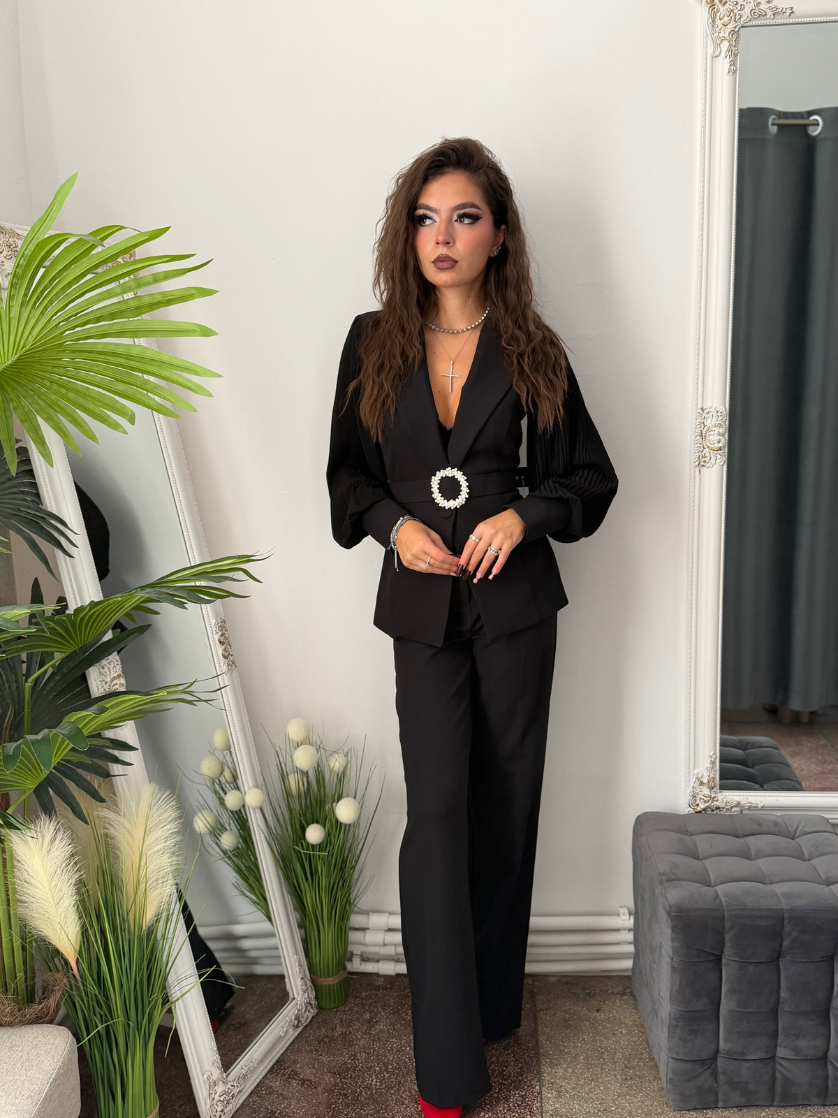 Costum elegant cu mânecă bufantă negru și curea