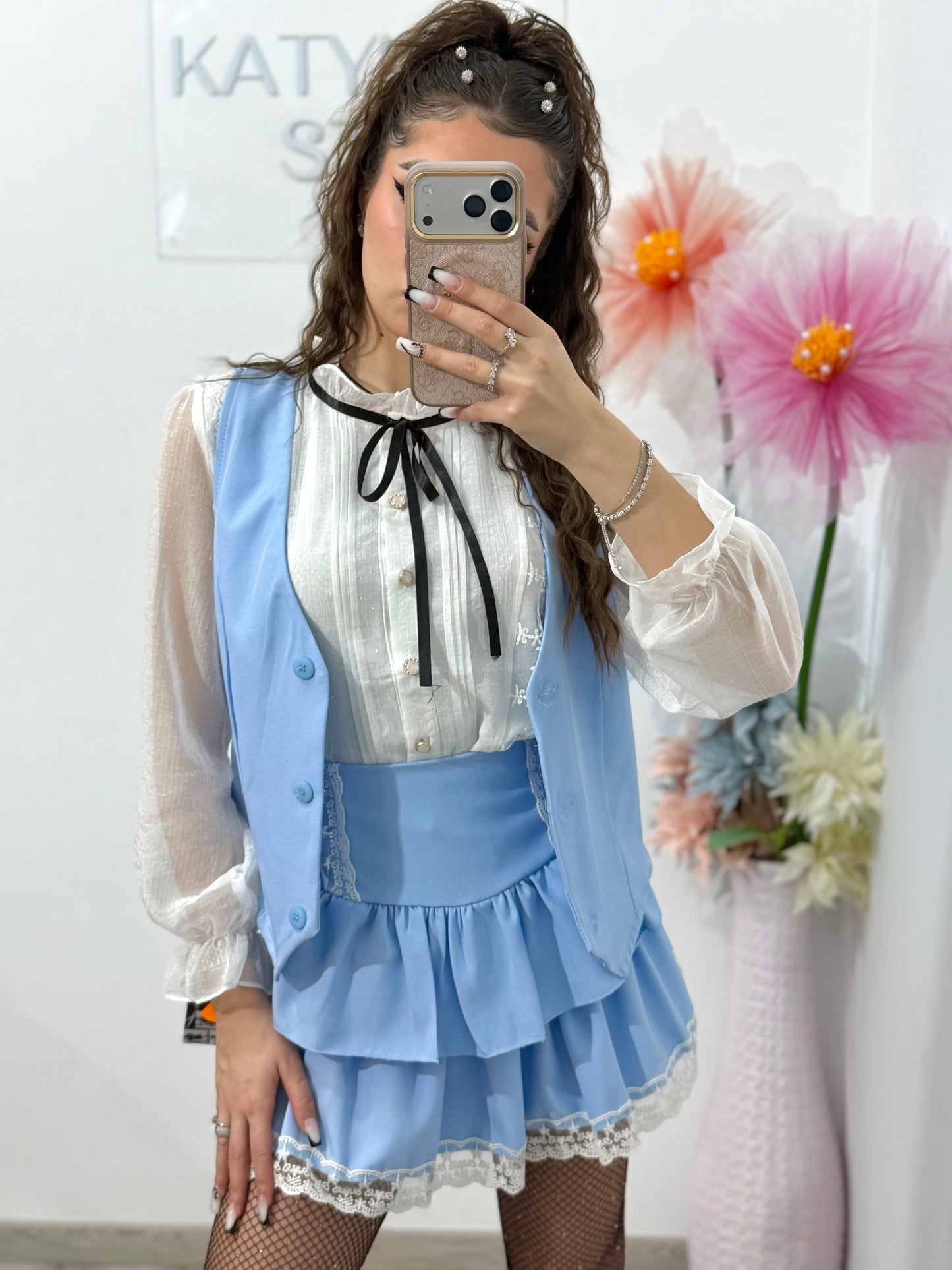 Compleu damă elegant cu vestă și fustă cu volane – ținută feminină casual