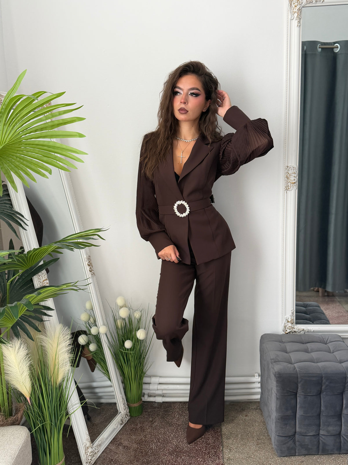 Costum elegant cu mânecă bufantă maro și curea