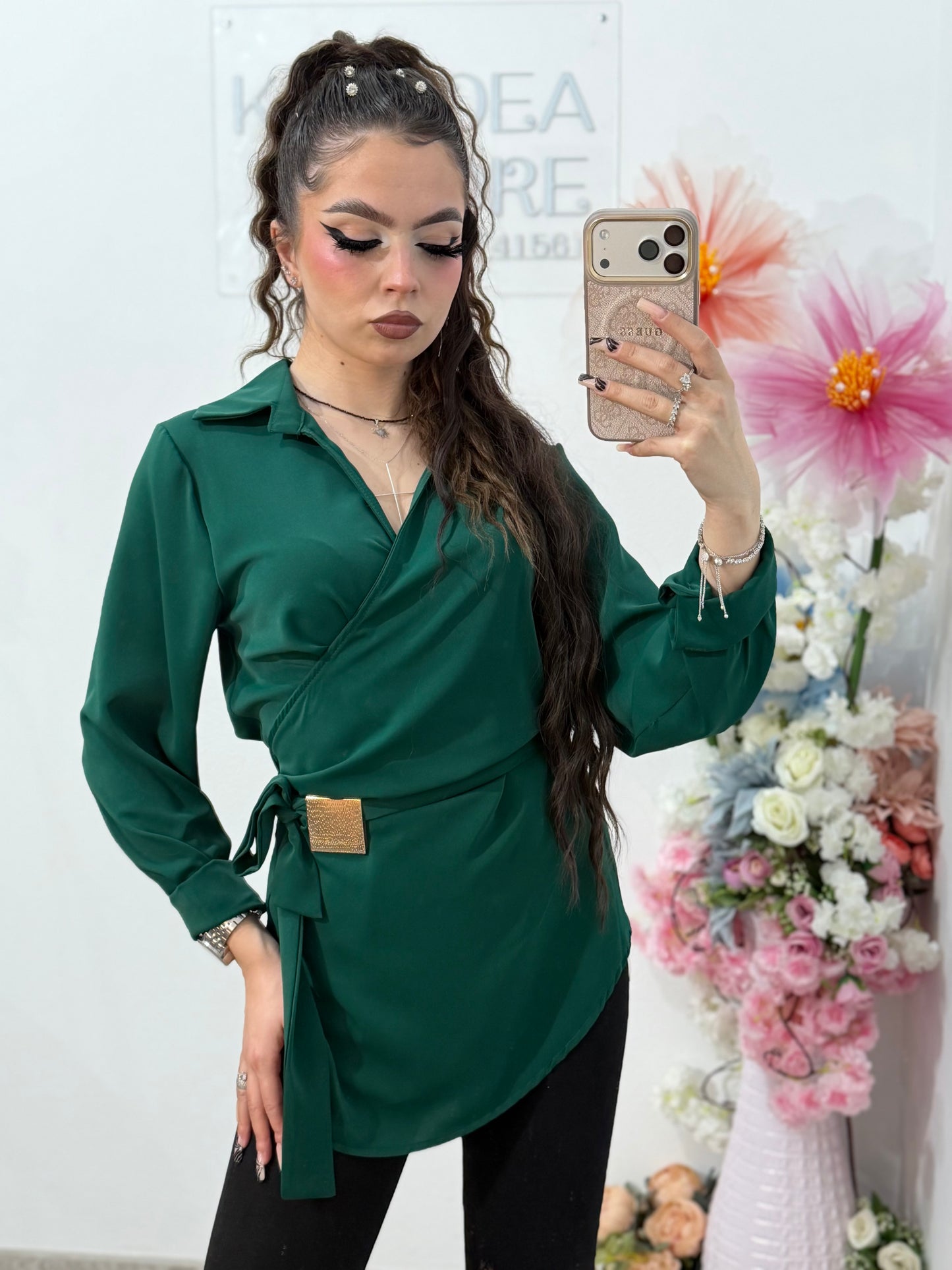 Bluză elegantă damă cu design petrecut și detaliu metalic în talie