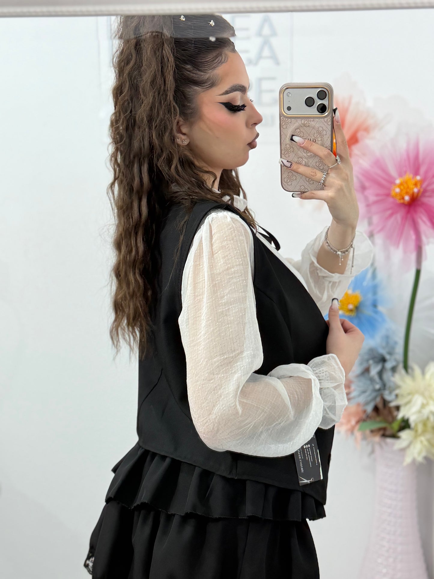 Compleu damă elegant cu vestă și fustă cu volane – ținută feminină casual