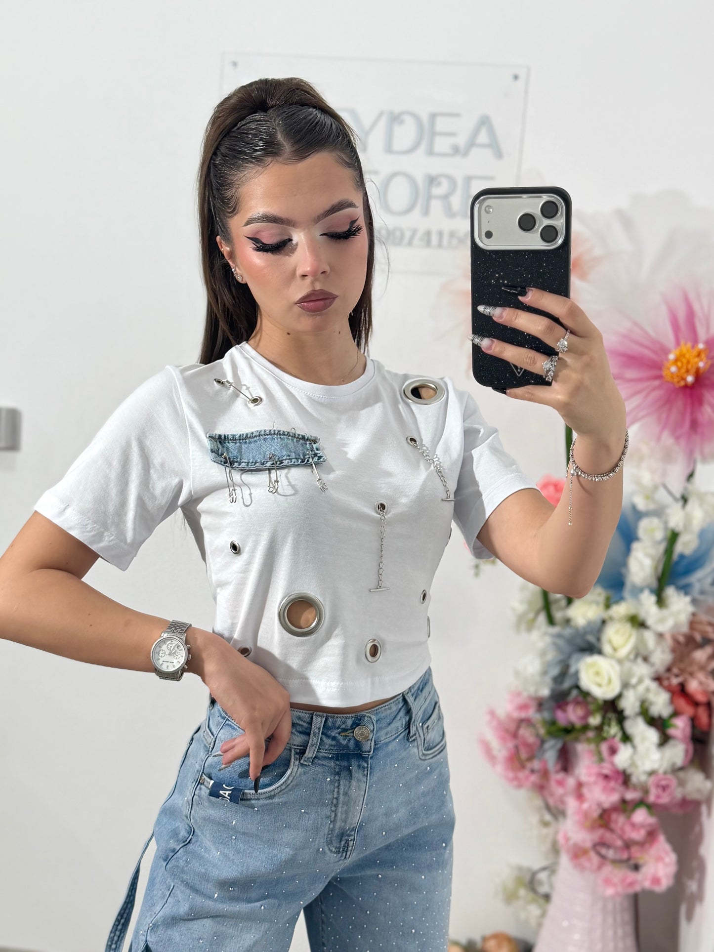 Tricou crop cu denim & lănțișoare alb