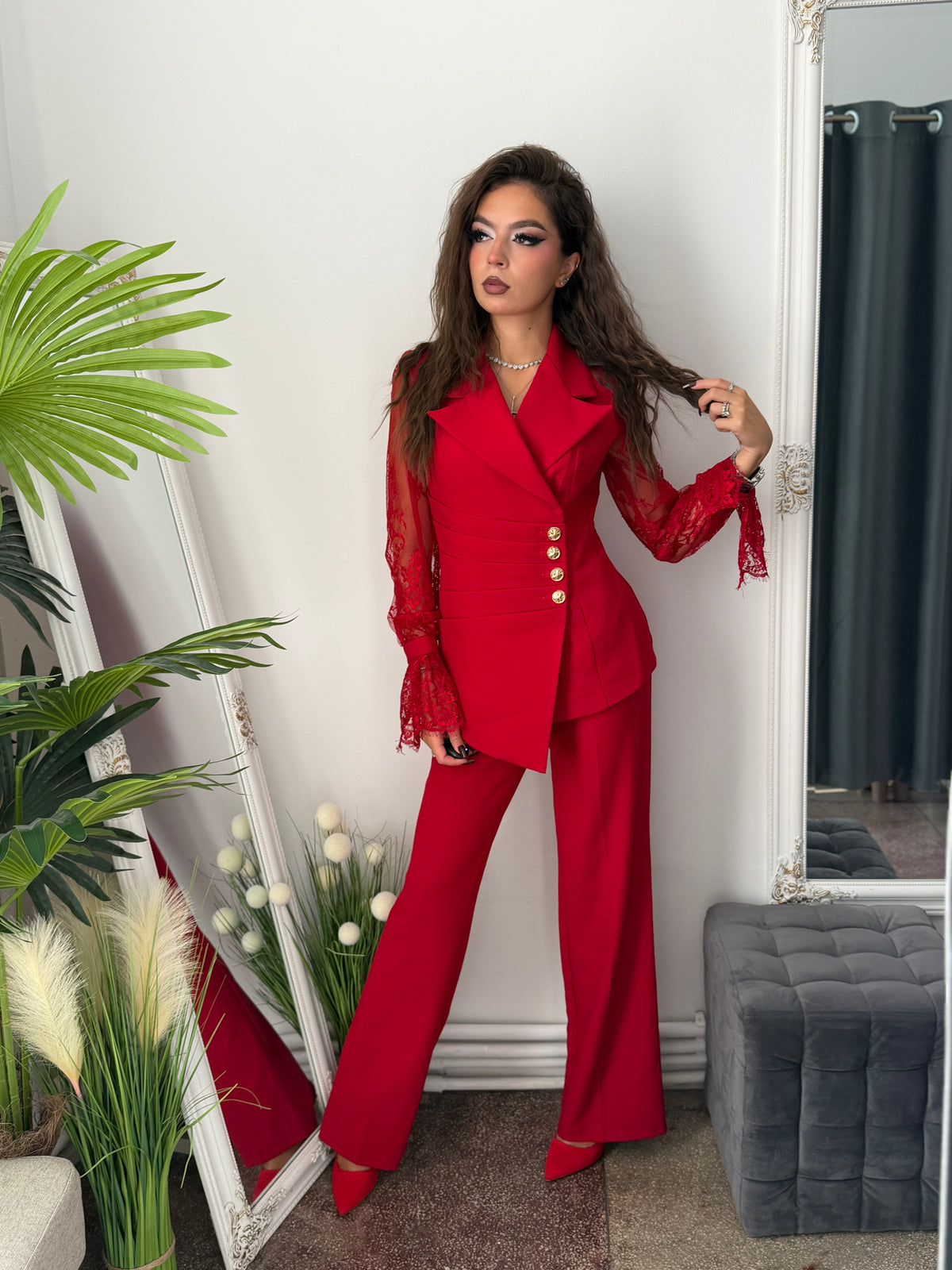 Costum elegant cu mânecă dantelată roșu