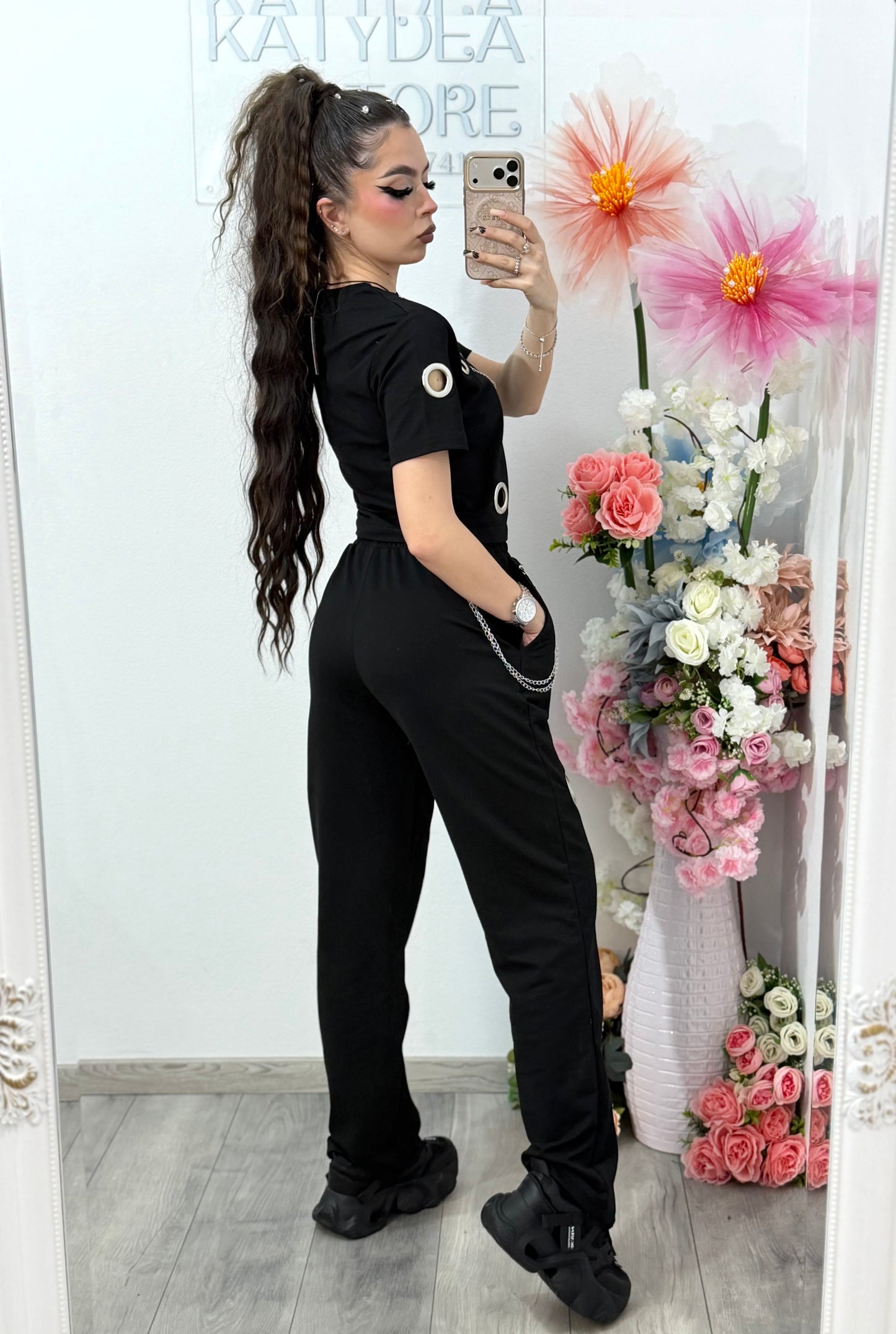 Compleu negru Geo accesorizat cu lănțișoare și inele mari