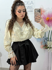 Cămașă elegantă bej, cu broderie și volane – ideală pentru ținute rafinate