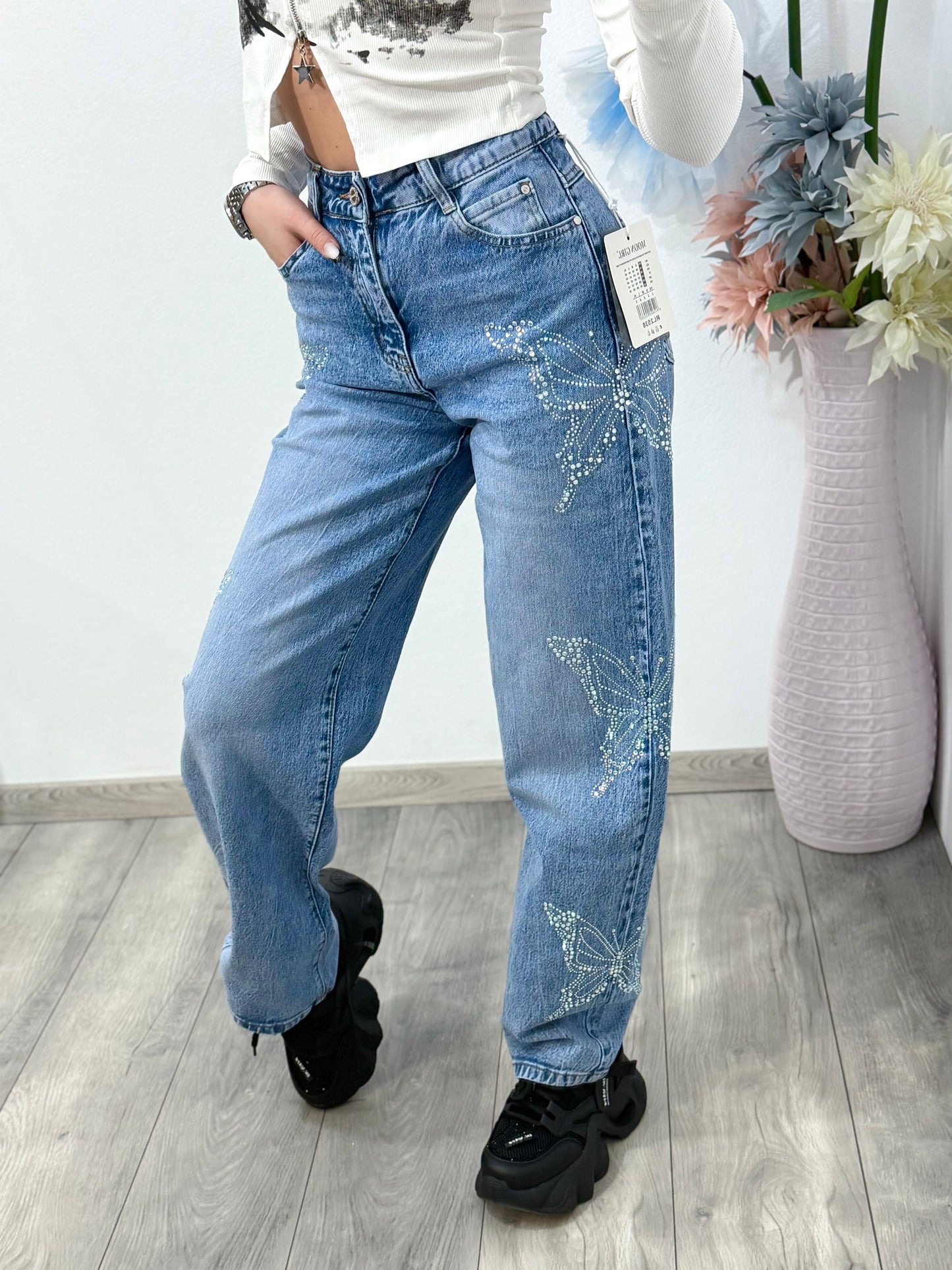 Blugi damă albaștri cu talie înaltă și aplicații fluture din strasuri – model fashion casual