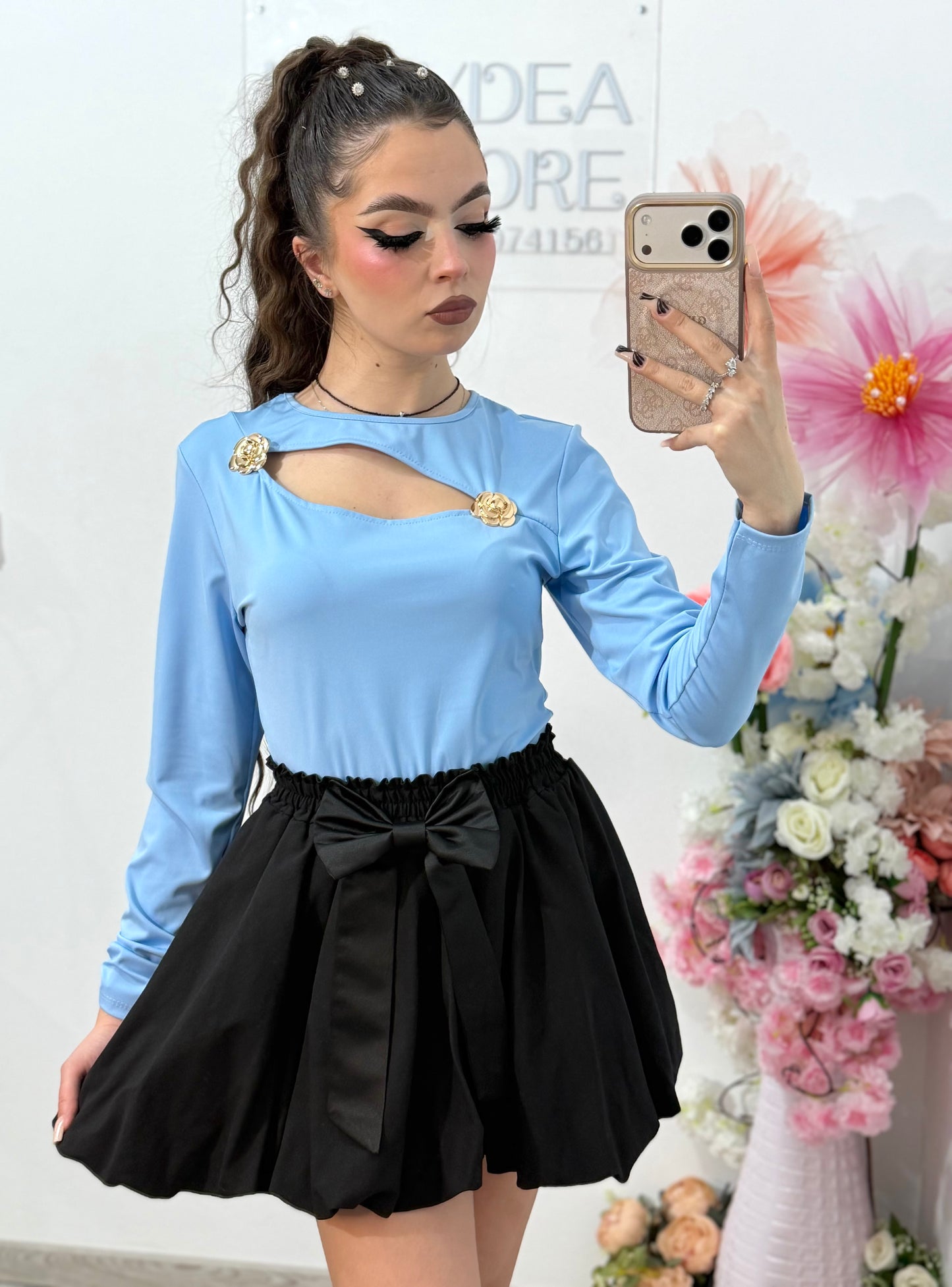 Bluză damă chic cu decupaj la decolteu și aplicații metalice aurii