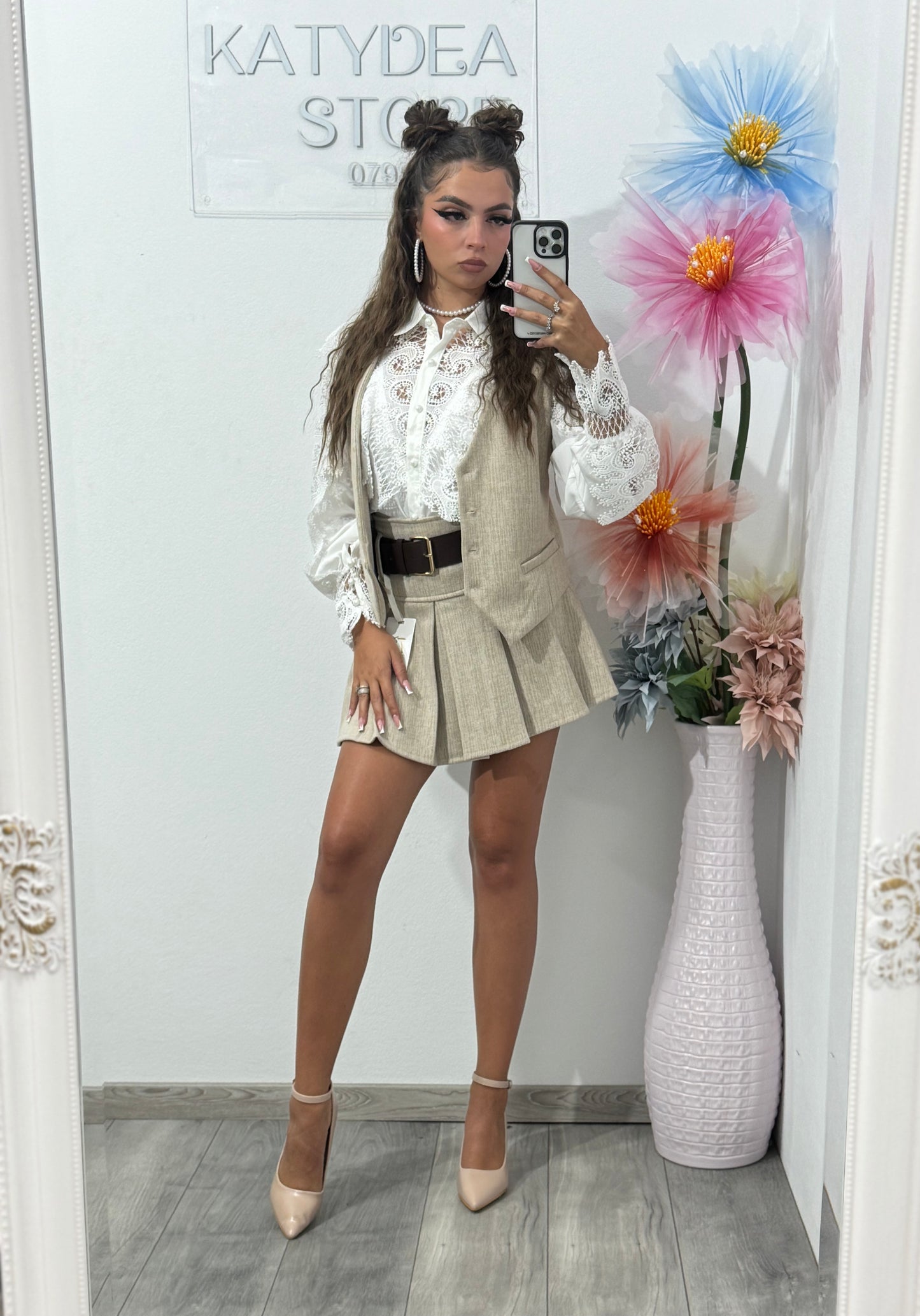 Compleu cu fustă și vestă crem