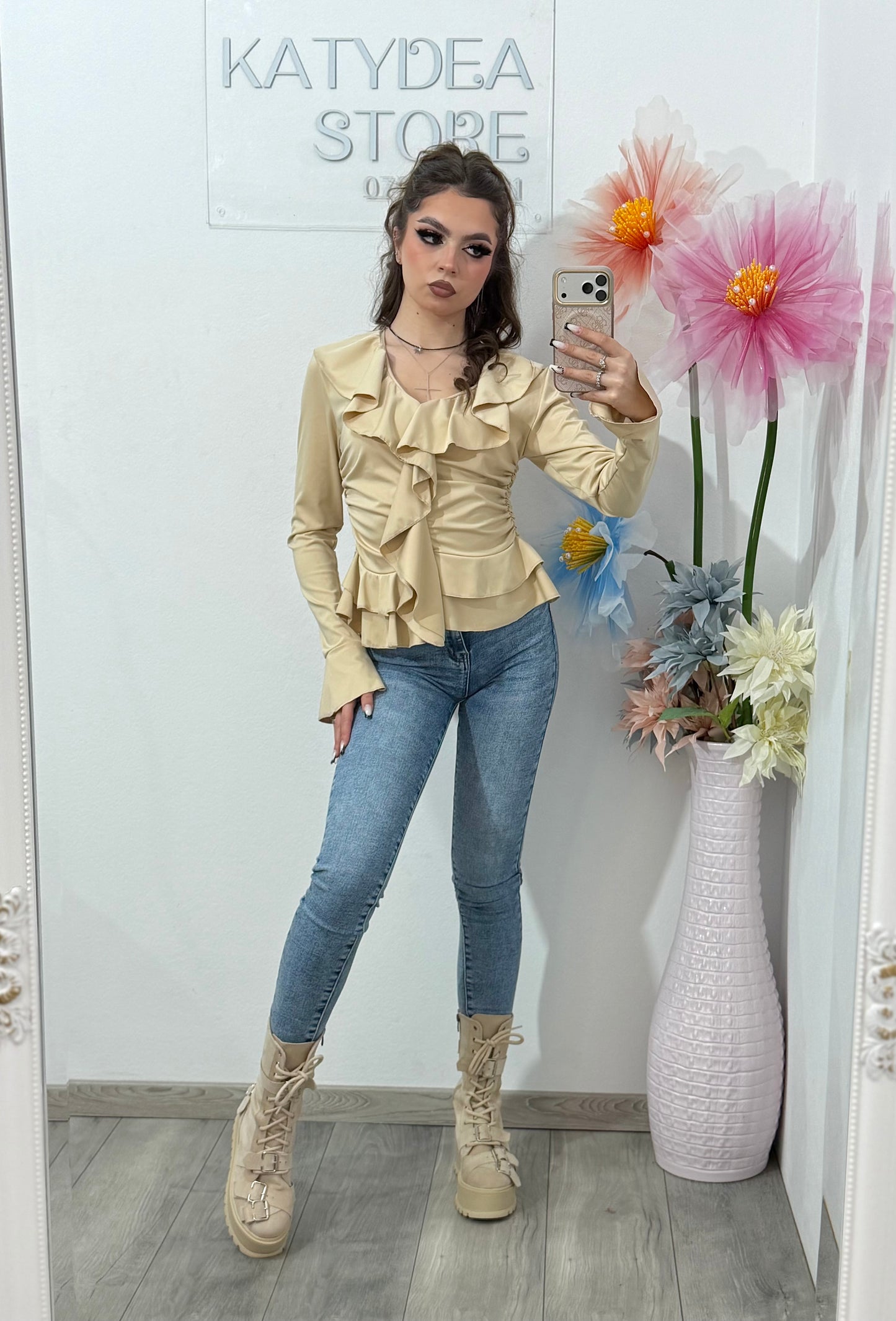 Bluză elegantă damă cu volane, decolteu în V și croială cambrată – stil feminin modern