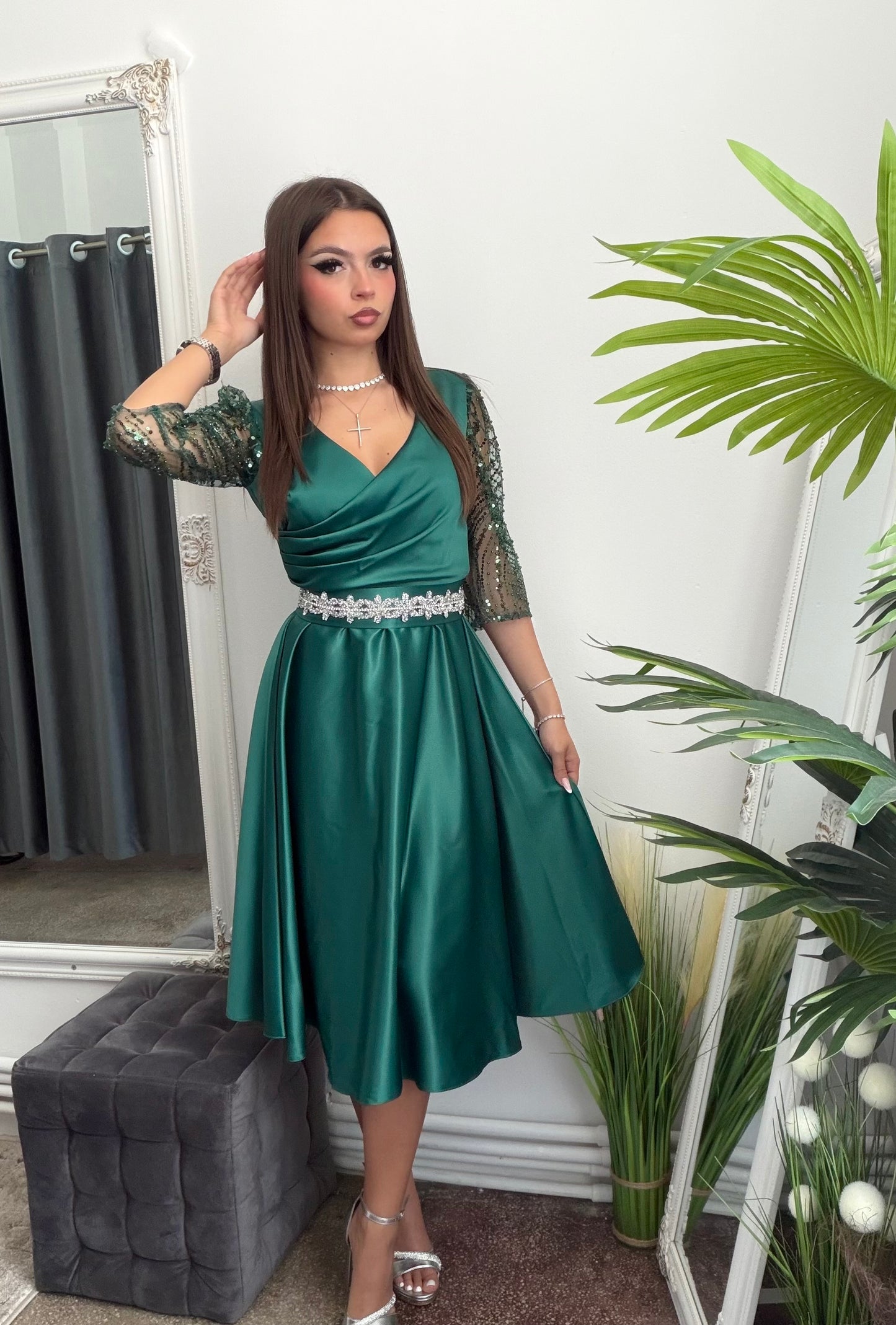 Rochie elegantă din tafta verde smarald cu mâneci din dantelă brodată Adria