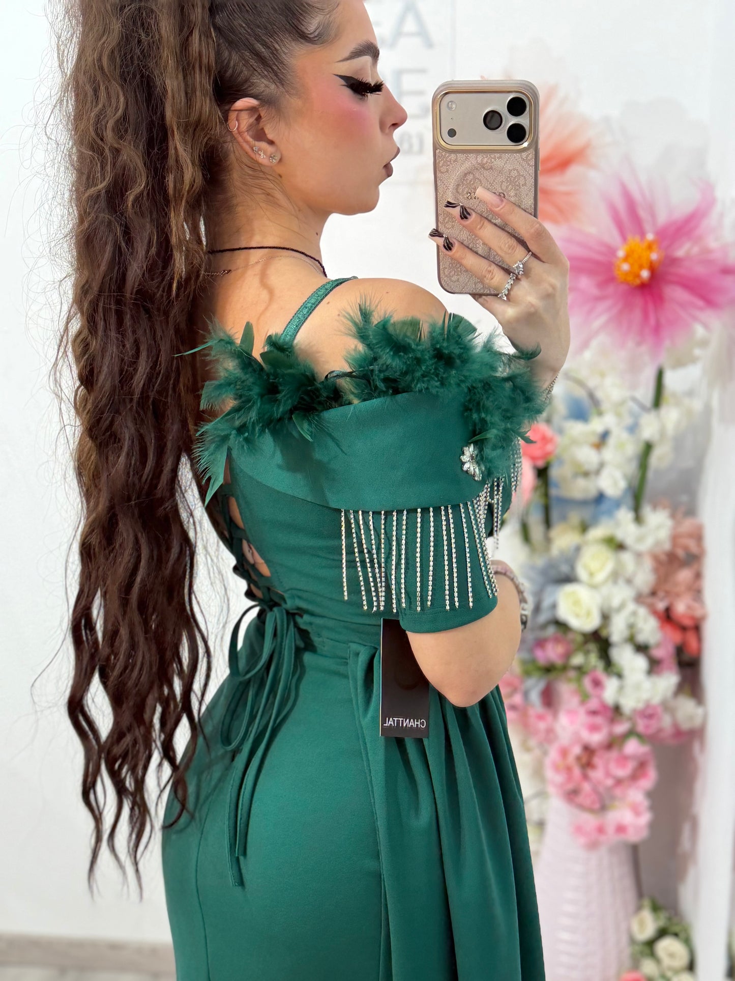 Rochie elegantă off-shoulder cu slit și detalii luxury verde