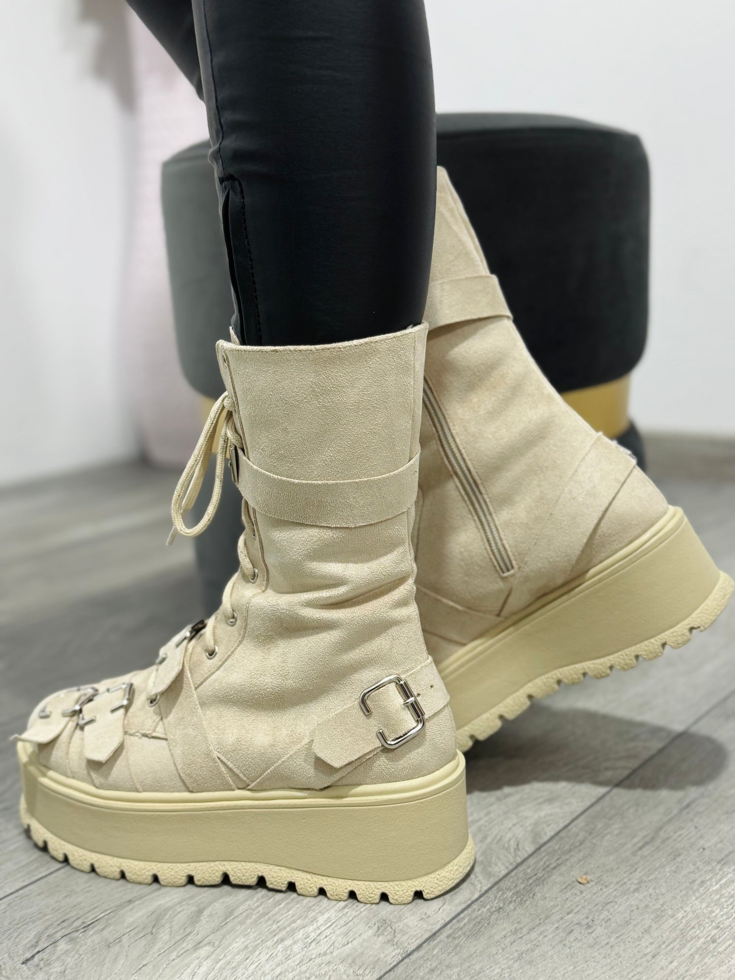 Bocanci cu talpă groasă și catarame bej BELLA