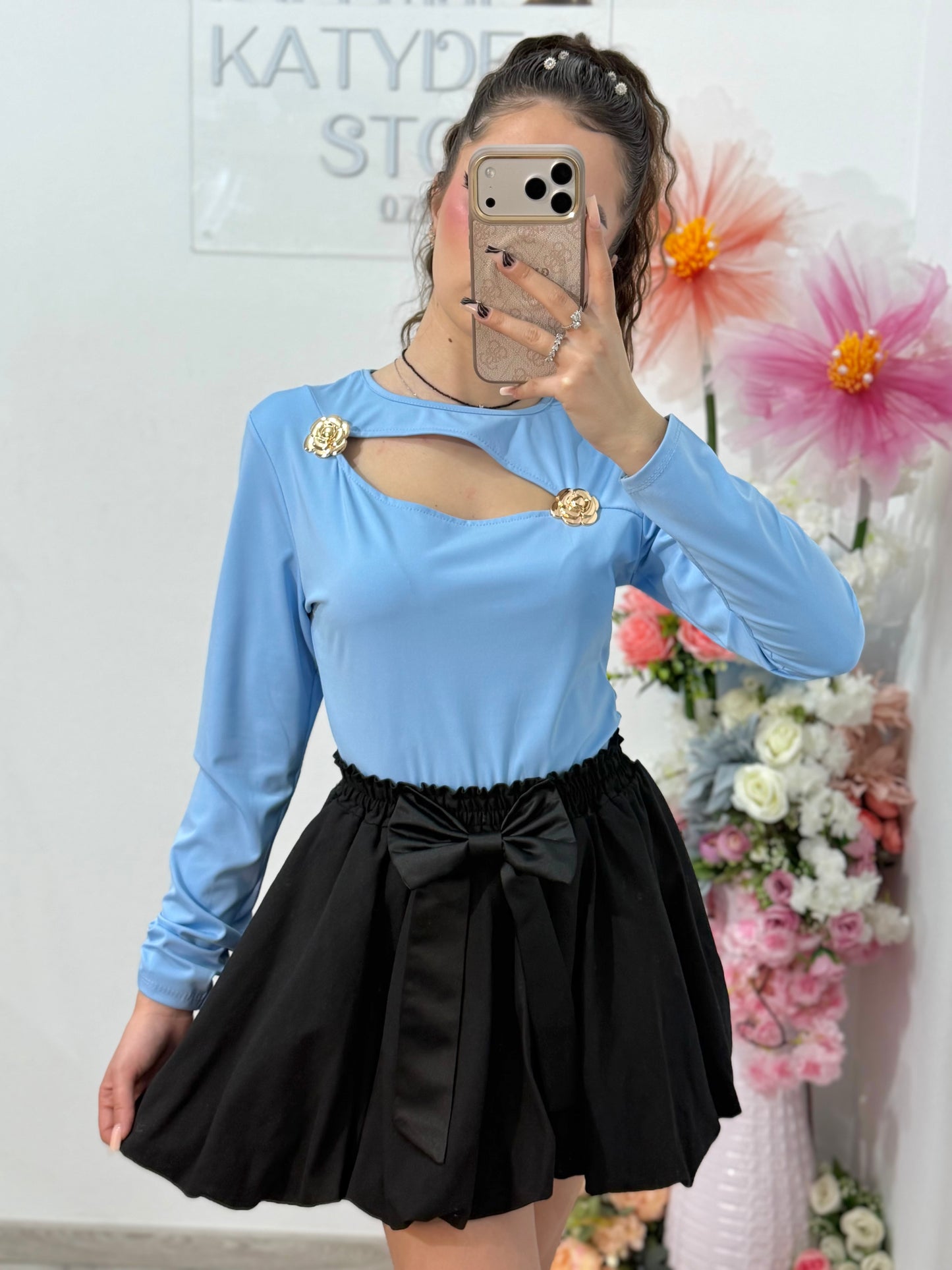 Bluză damă chic cu decupaj la decolteu și aplicații metalice aurii