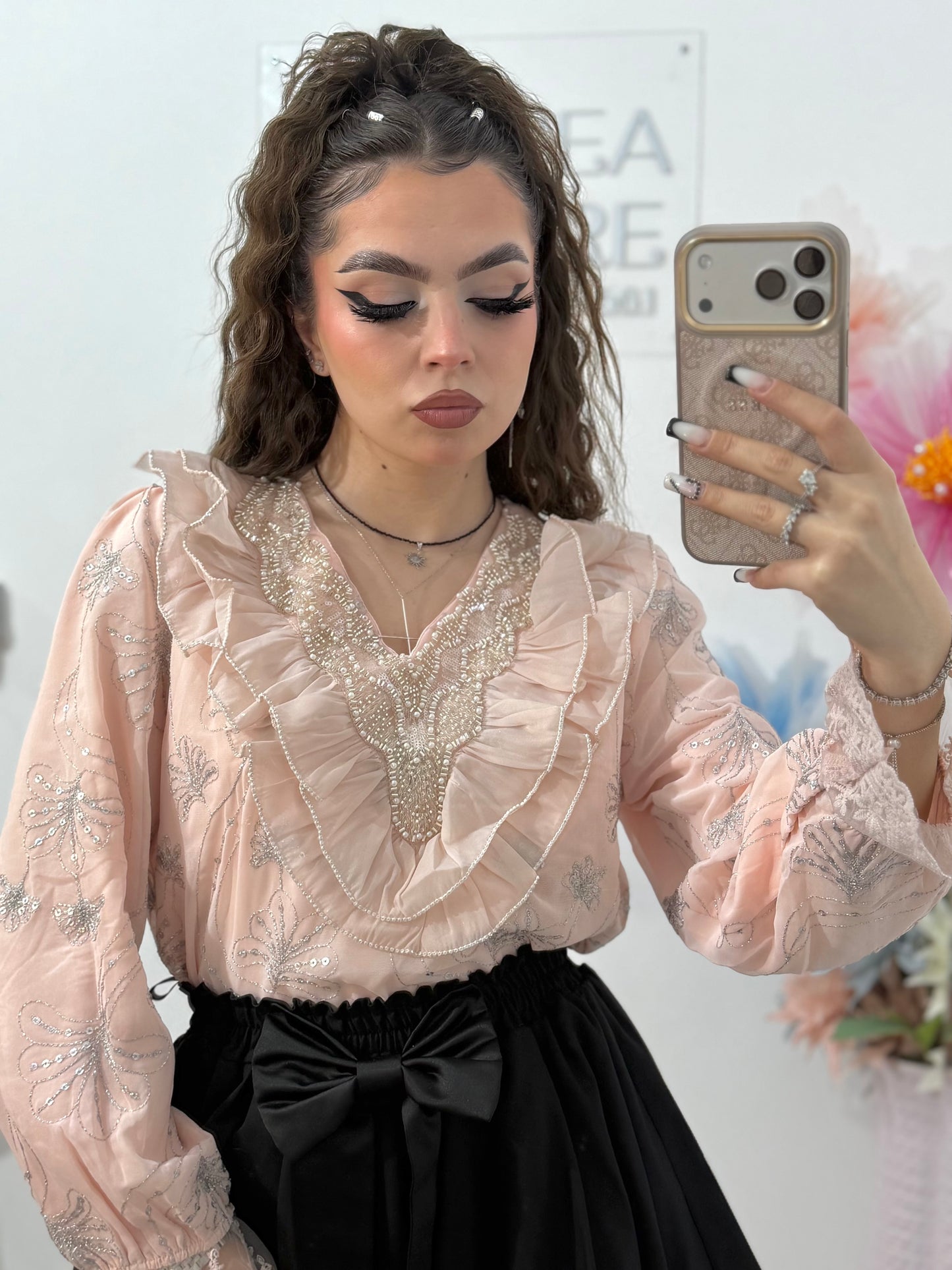 Cămașă elegantă roz , cu broderie și volane – ideală pentru ținute rafinate