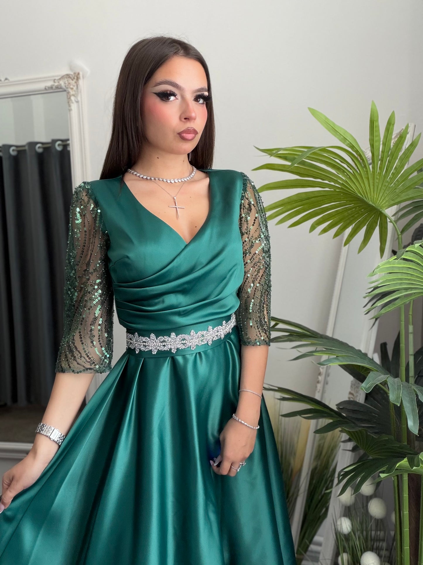 Rochie elegantă din tafta verde smarald cu mâneci din dantelă brodată Adria