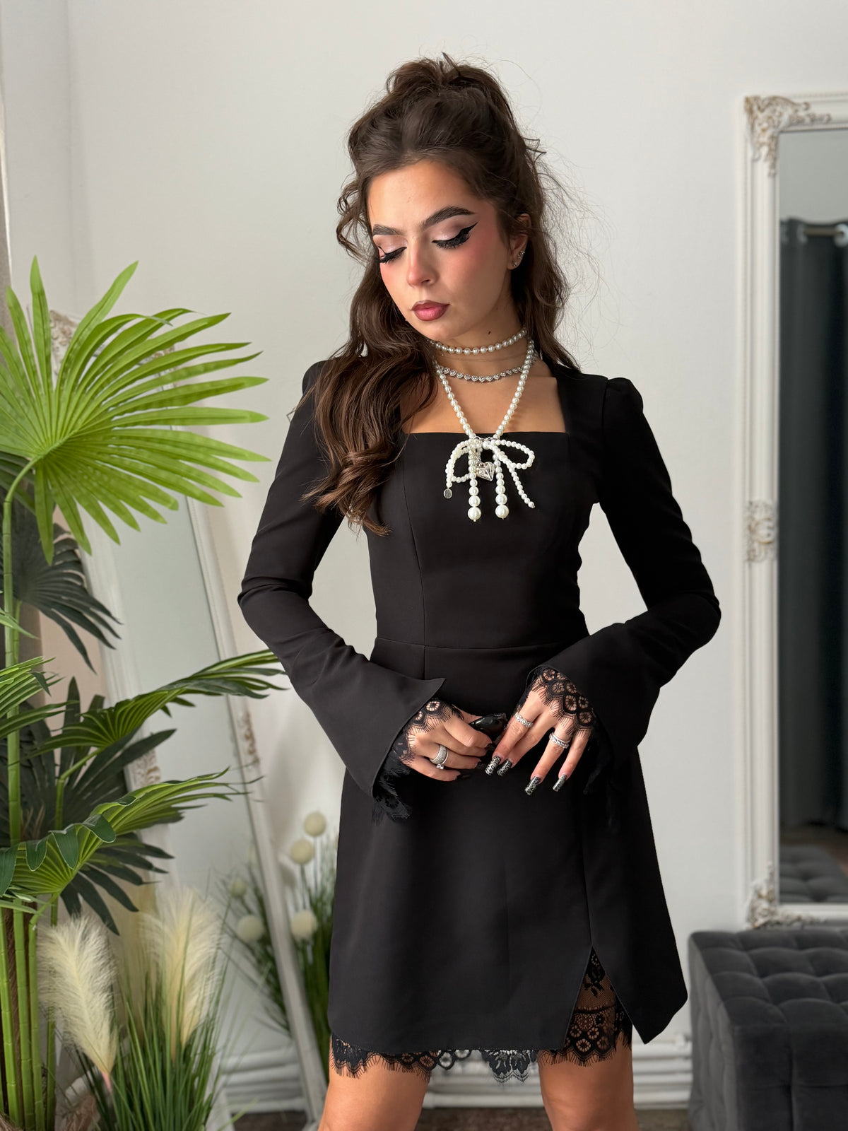 Rochie Amara – neagra cu dantelă și mâneci evazate