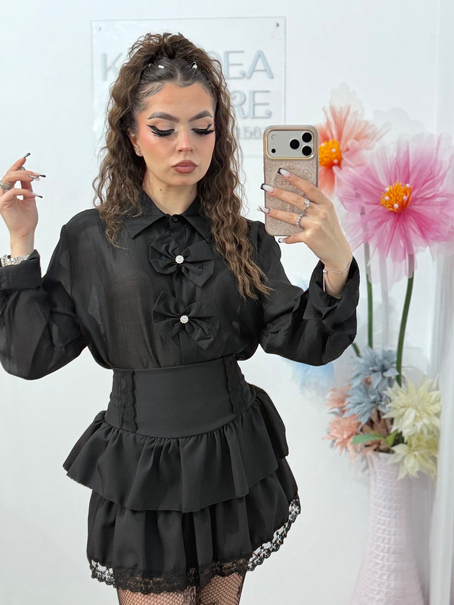 Cămașă elegantă neagră satinată, cu funde decorative – stil feminin și rafinat