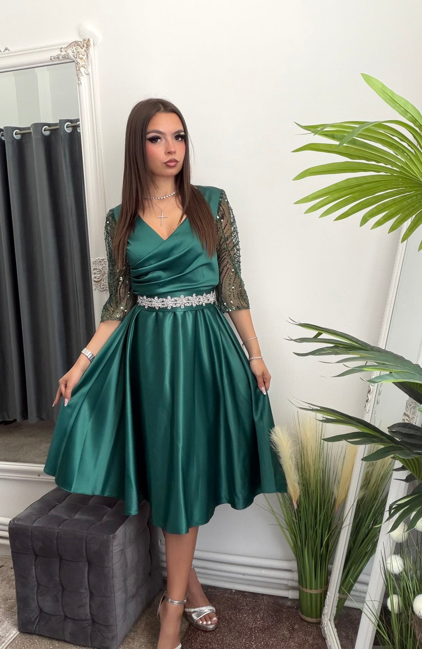 Rochie elegantă din tafta verde smarald cu mâneci din dantelă brodată Adria
