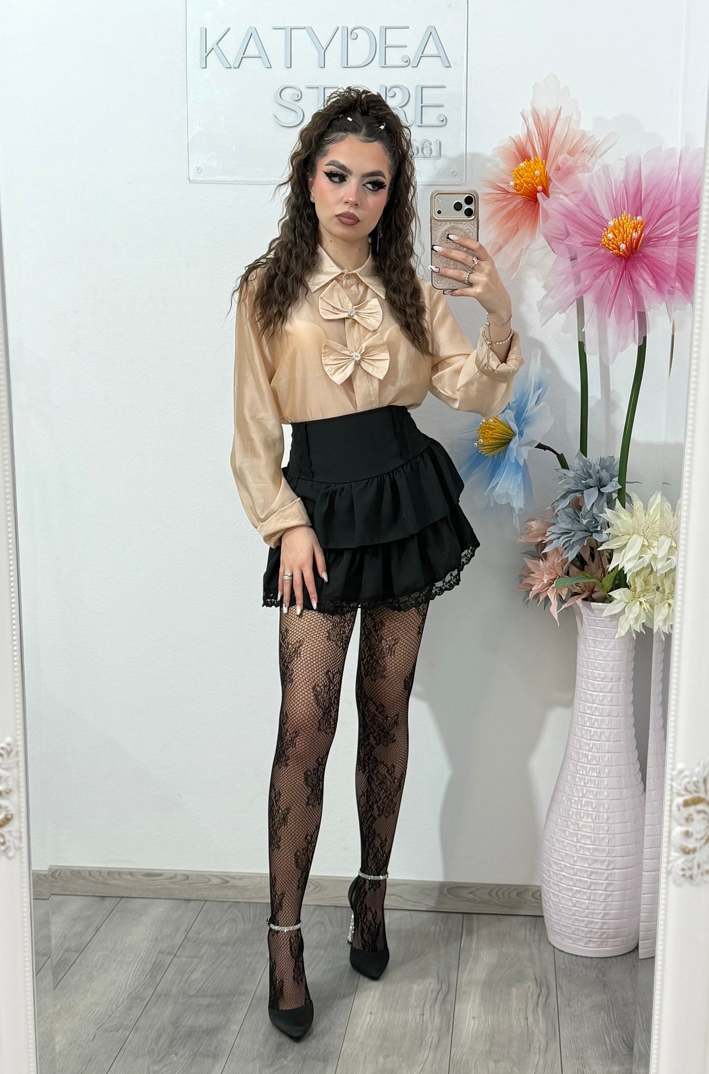 Cămașă elegantă bej satinată, cu funde decorative – stil feminin și rafinat