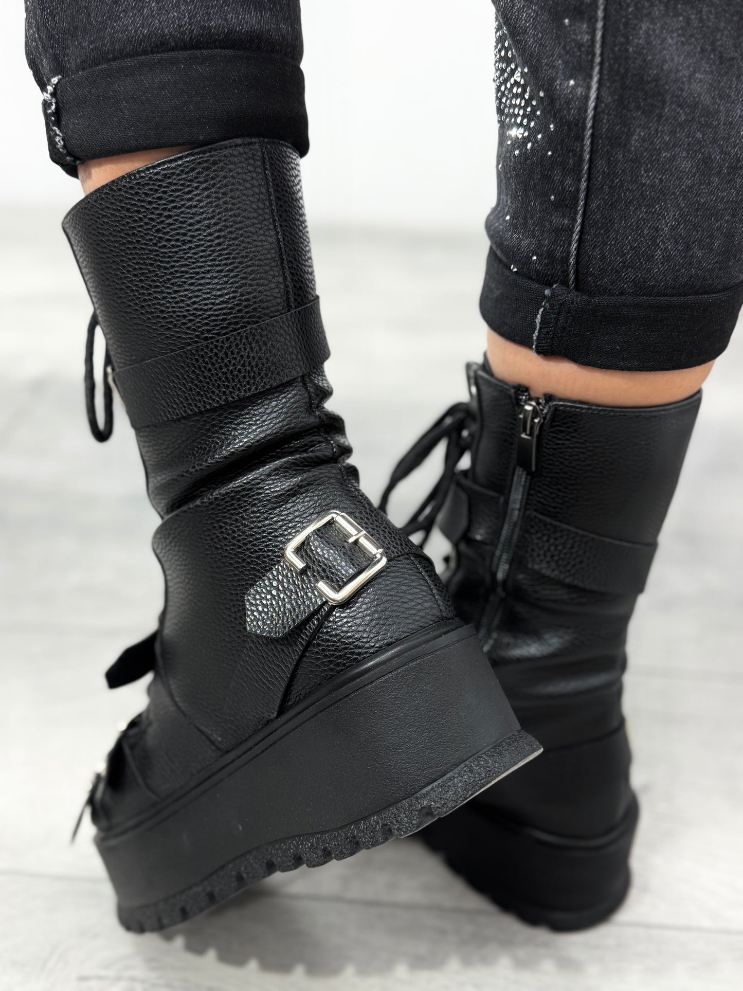 Bocanci cu talpă groasă și catarame BELLA