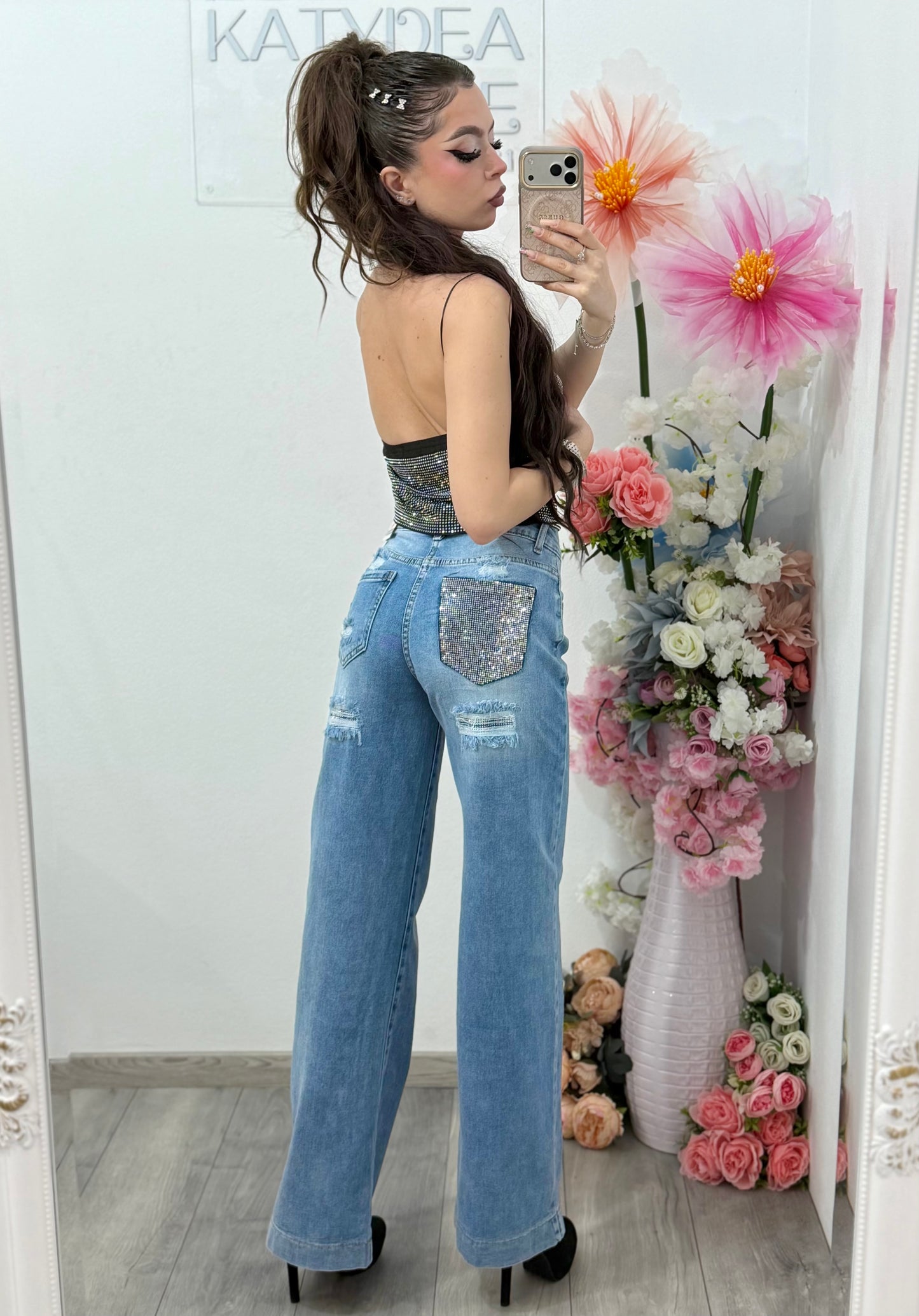 Blugi albastri wideleg cu buzunar  accesorizat  cristale gri 19210