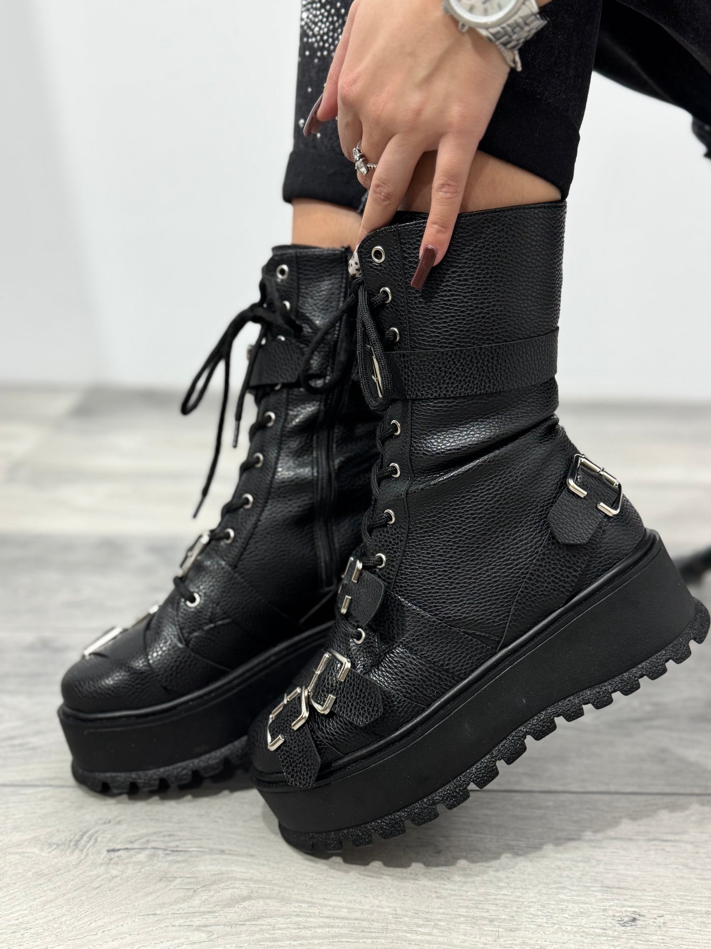 Bocanci cu talpă groasă și catarame BELLA